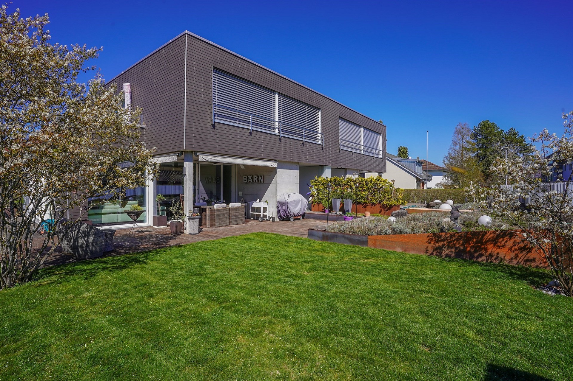 Modernes Einfamilienhaus mit Garten und Terrasse