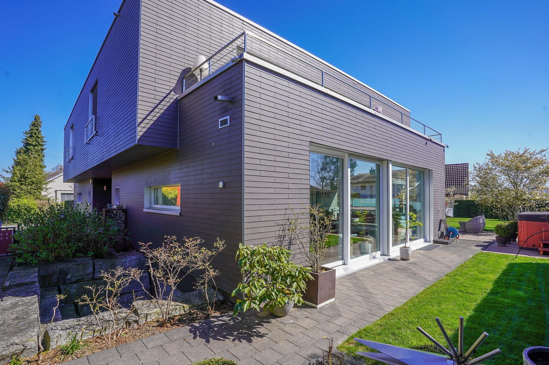 Modernes Einfamilienhaus mit Garten und Terrasse