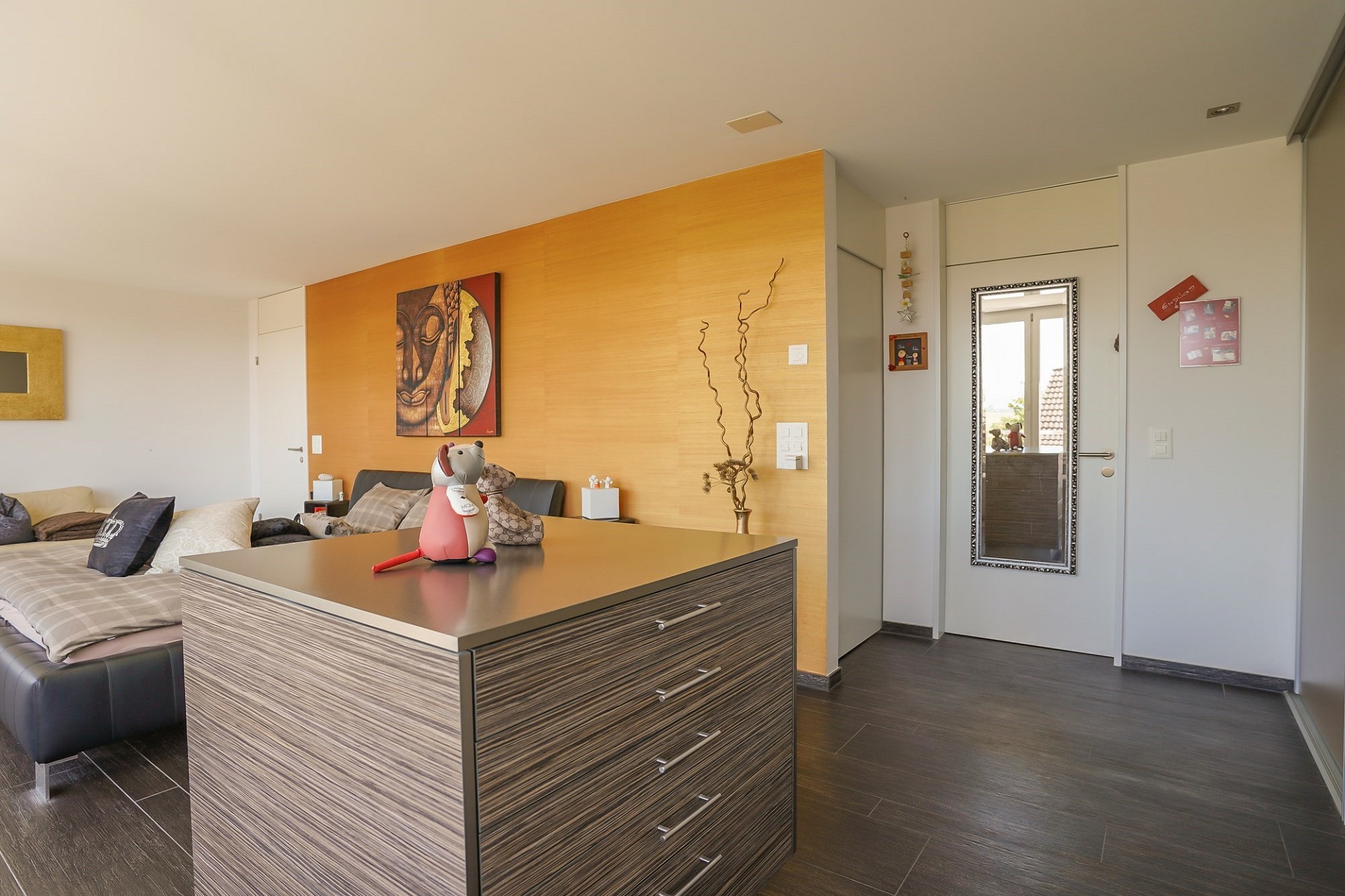 Modernes Schlafzimmer mit angrenzendem Flurbereich