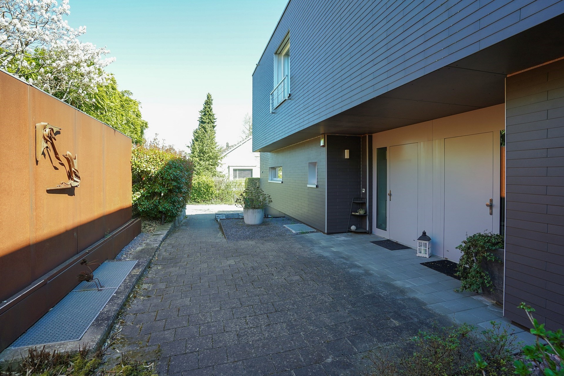 Moderner Hauseingangsbereich mit Hof