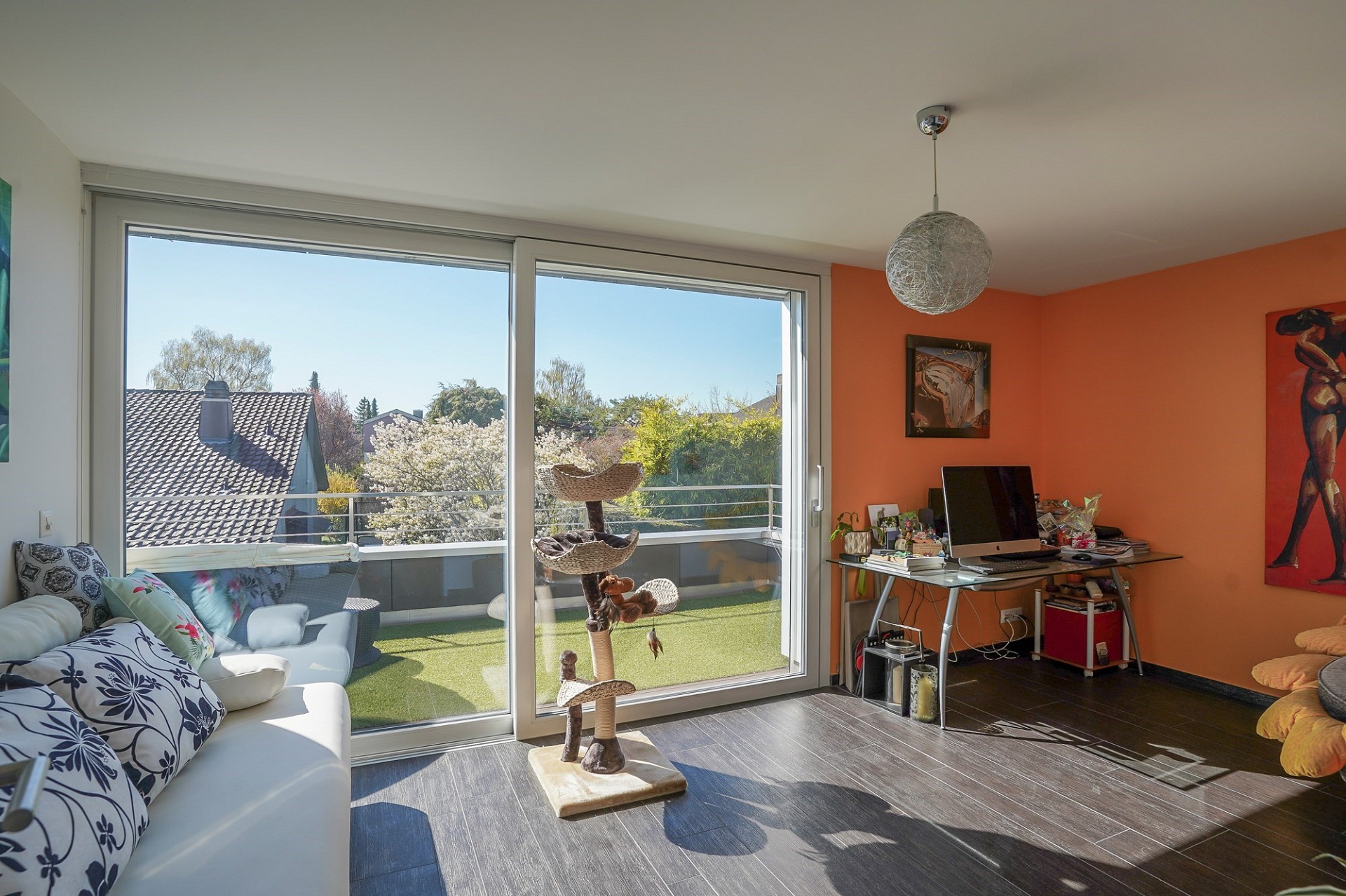 Wohnzimmer mit Balkonblick