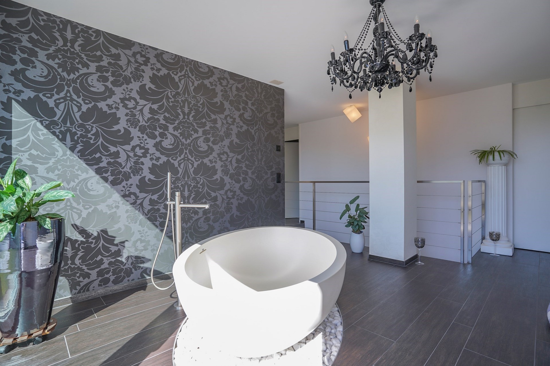 Luxuriöses Badezimmer mit freistehender Wanne