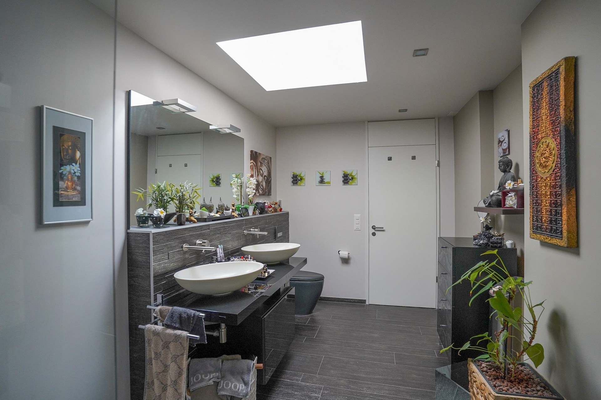Modernes Badezimmer mit Doppelwaschtisch