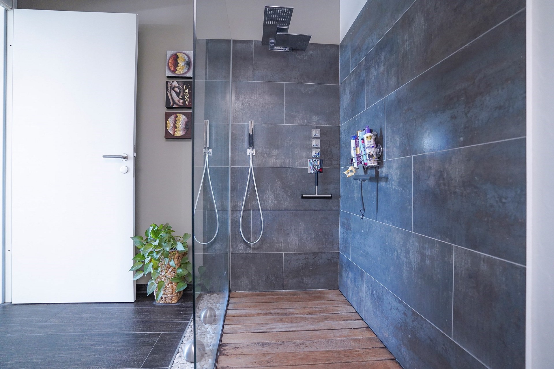 Moderne offene Dusche mit dunkler Fliesenoptik
