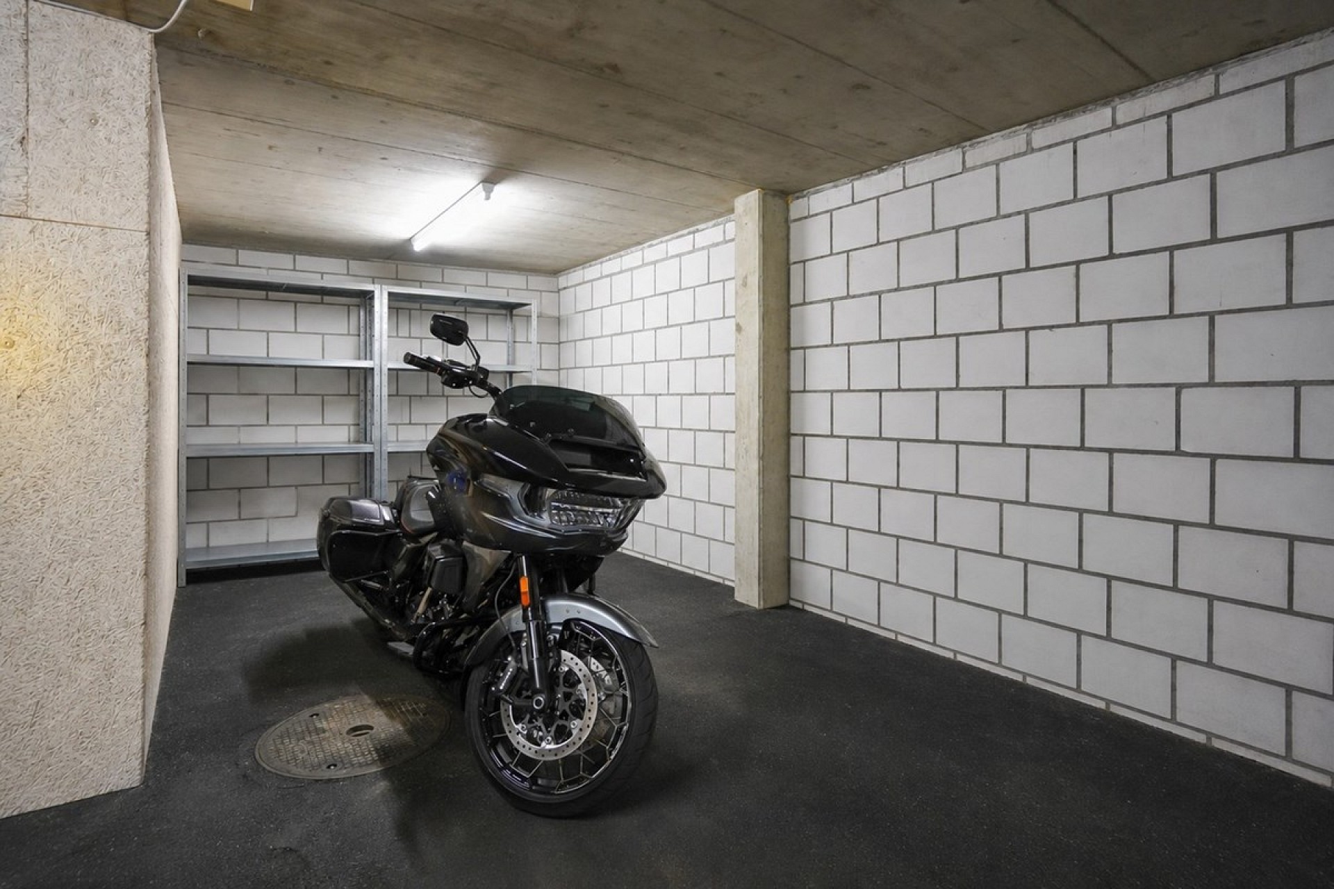 Tiefgarage mit Motorrad und Regalsystem