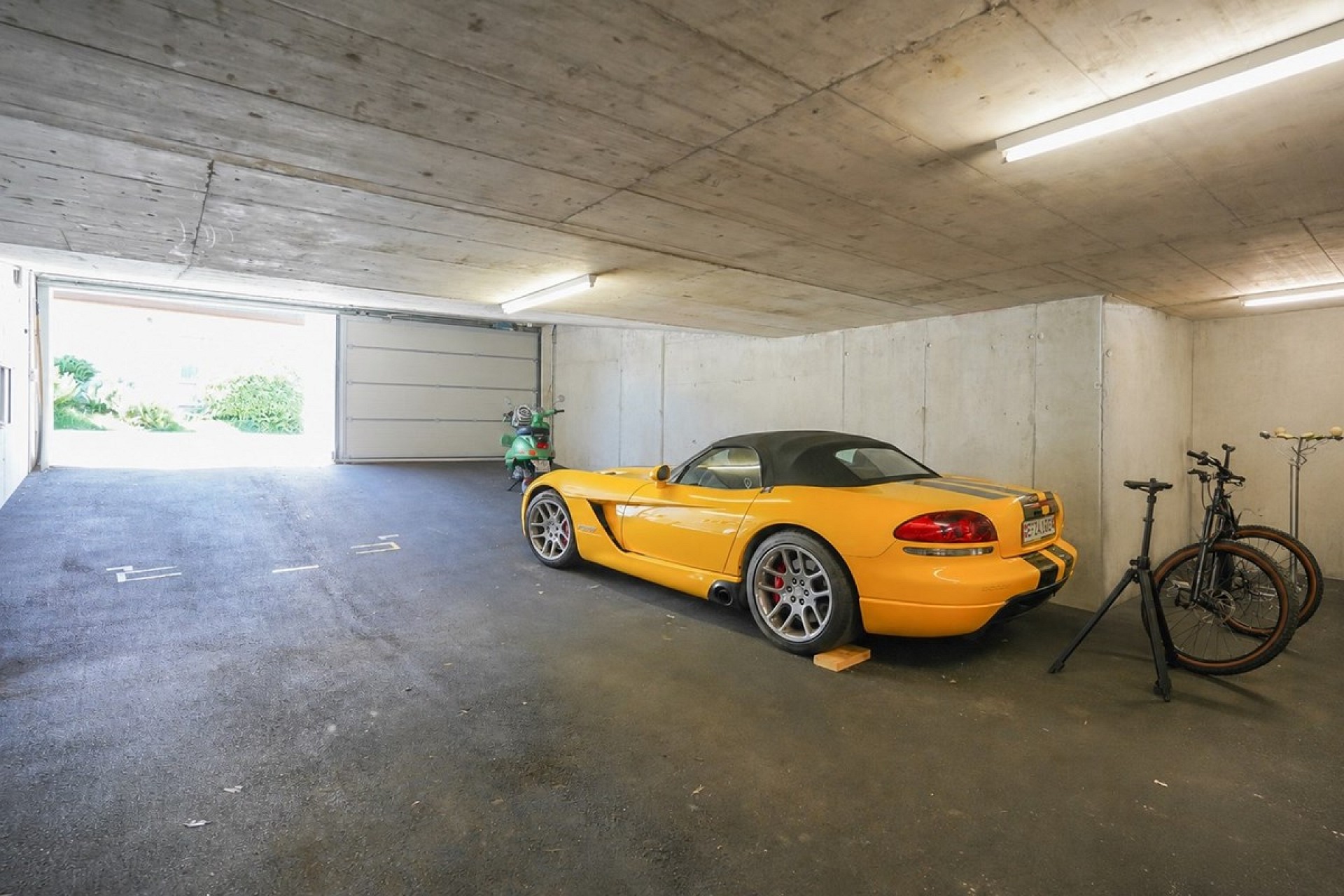 Garage mit Sportwagen und Fahrrädern