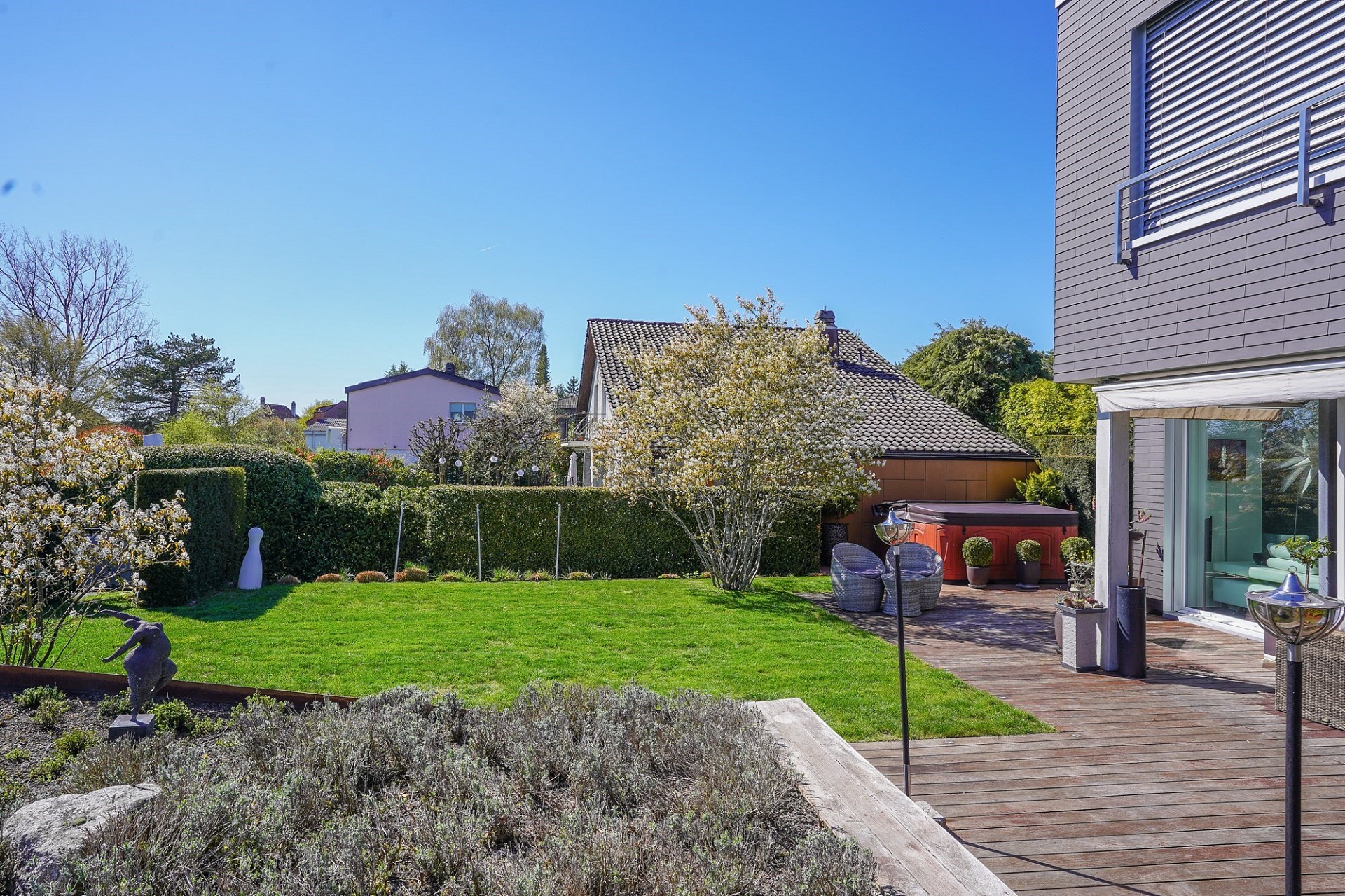 Gepflegter Garten mit Terrasse und Whirlpool
