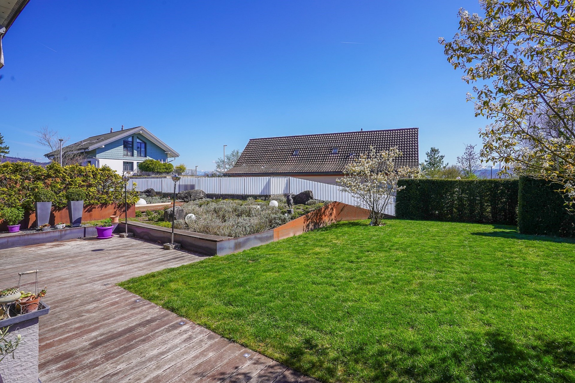 Großer Garten mit Terrasse und zwei Wohnhäusern
