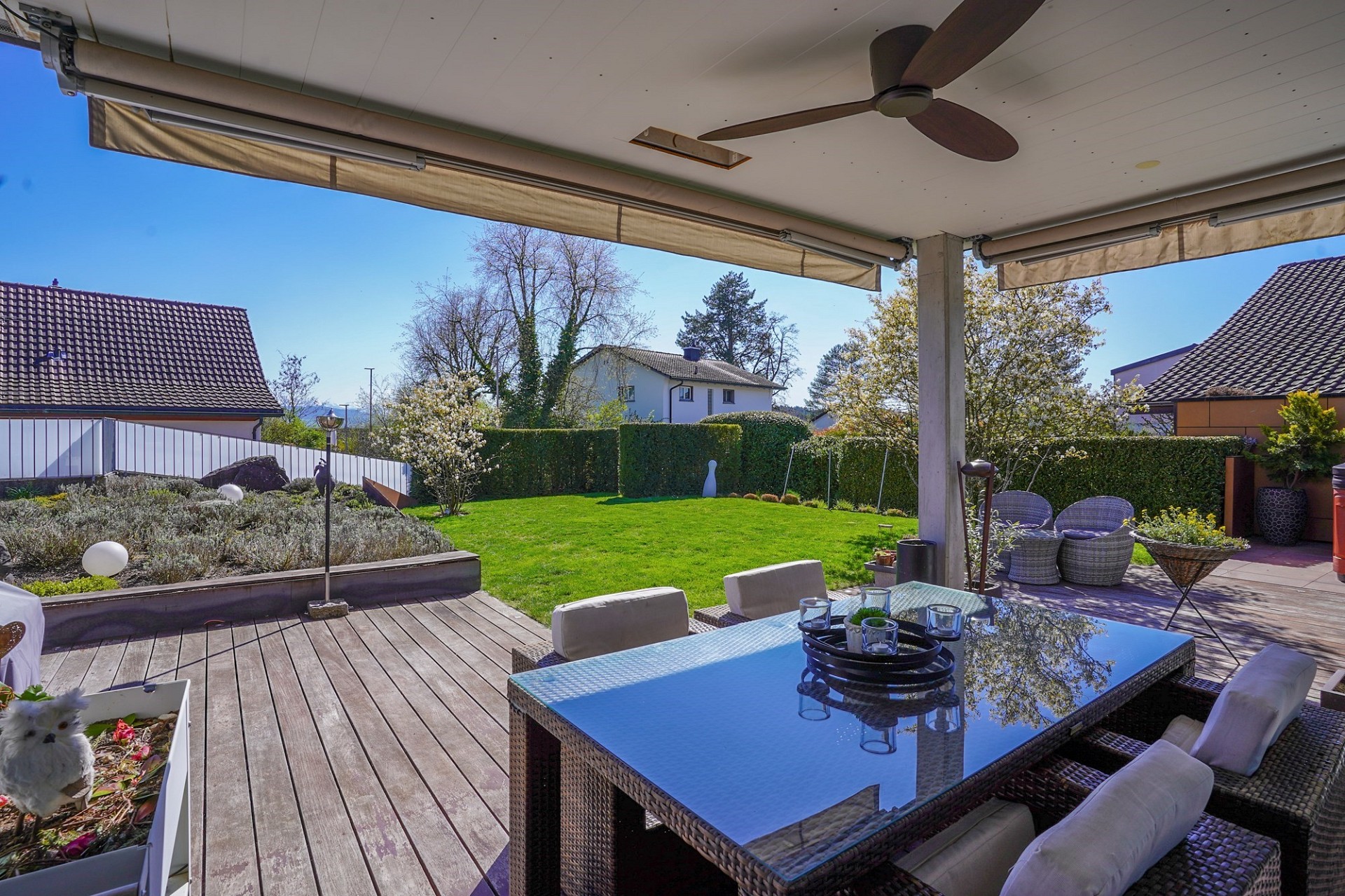 Überdachte Terrasse mit Gartenblick