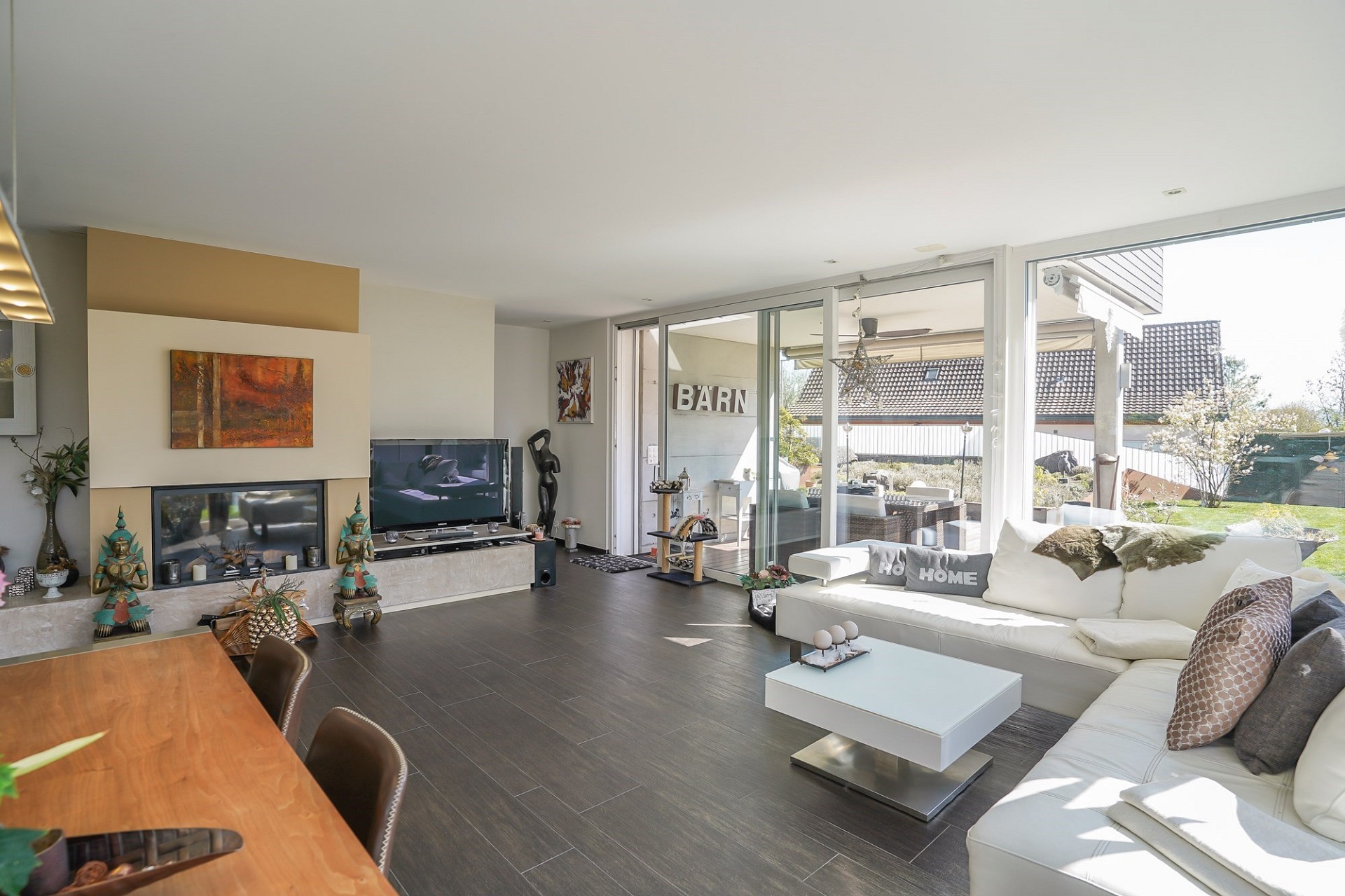 Helles Wohnzimmer mit großer Glasfront zum Garten