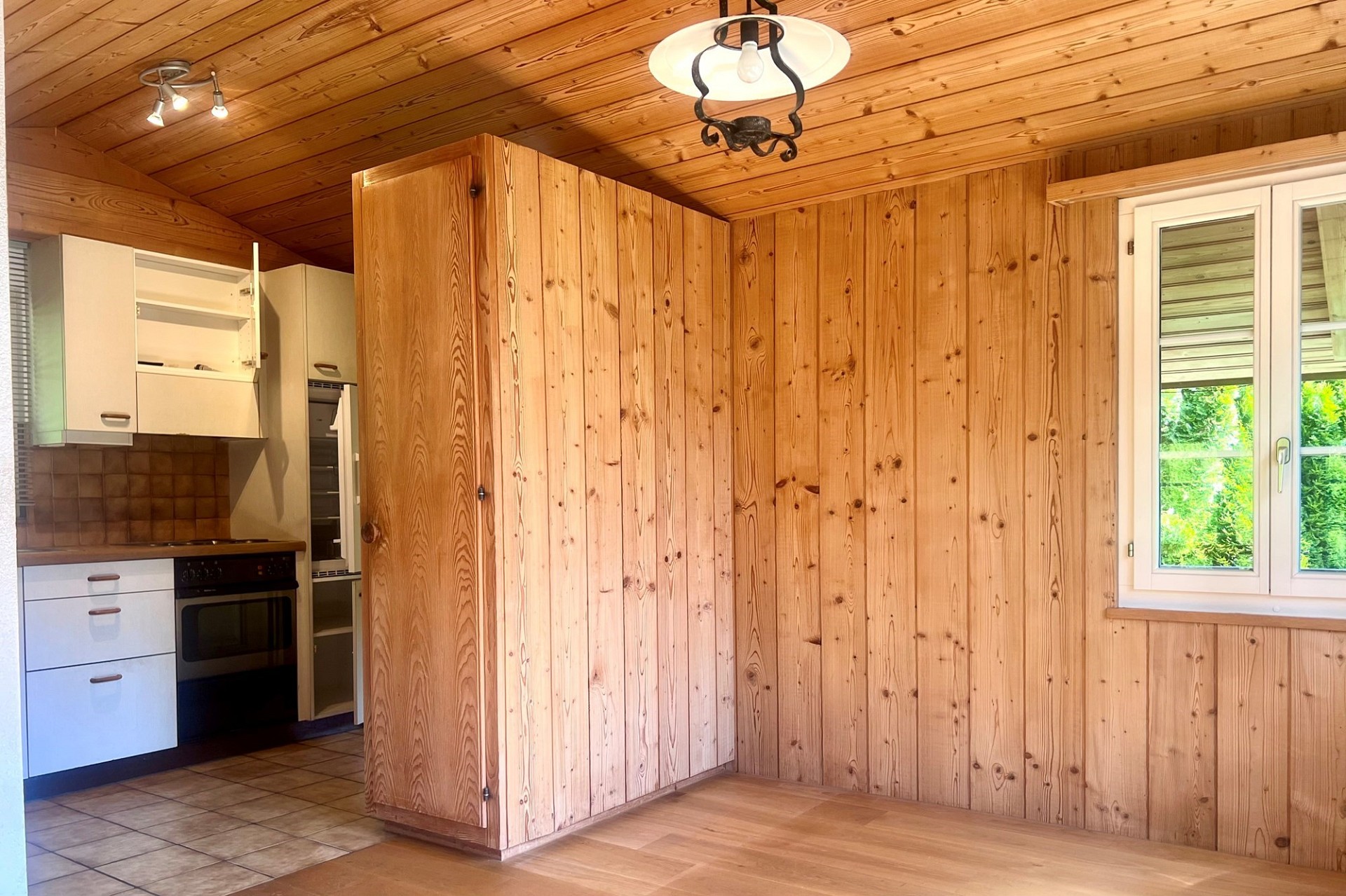 Holzgetäfelter Wohn- und Küchenraum