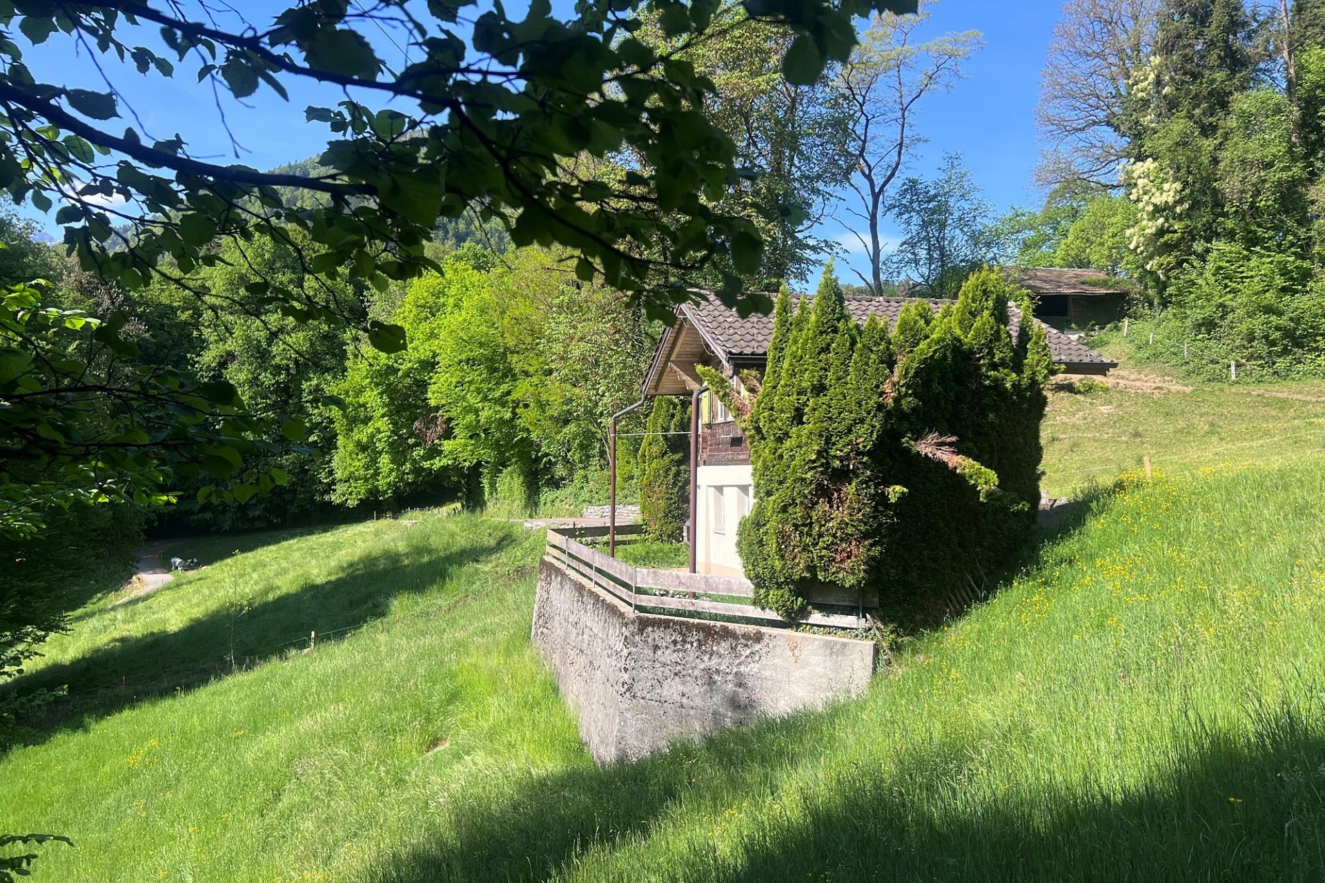 Ländliches Haus am Hang