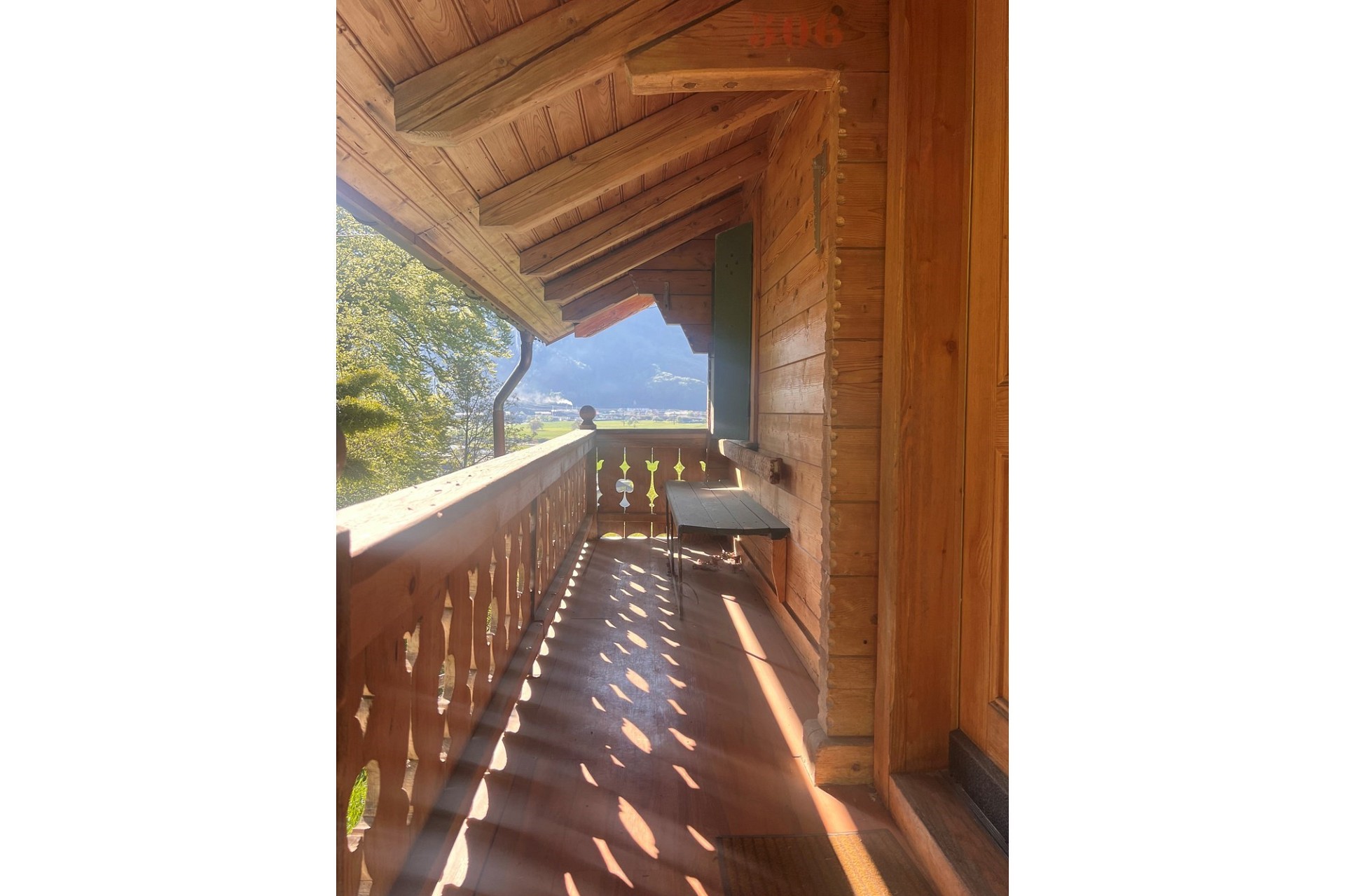 Holzbalkon mit Bergblick