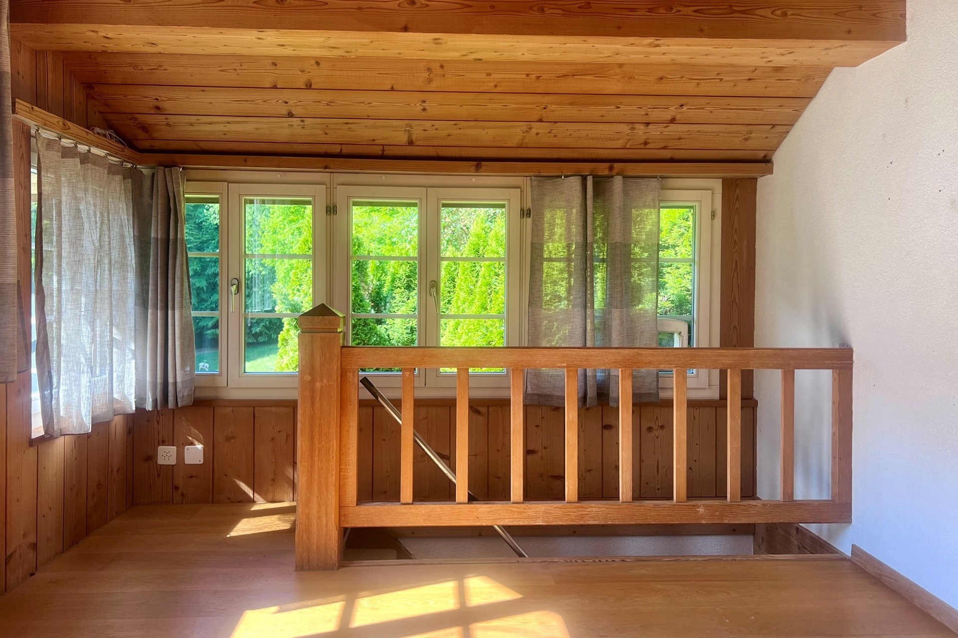 Helle Dachgeschoss-Galerie mit Holzverkleidung