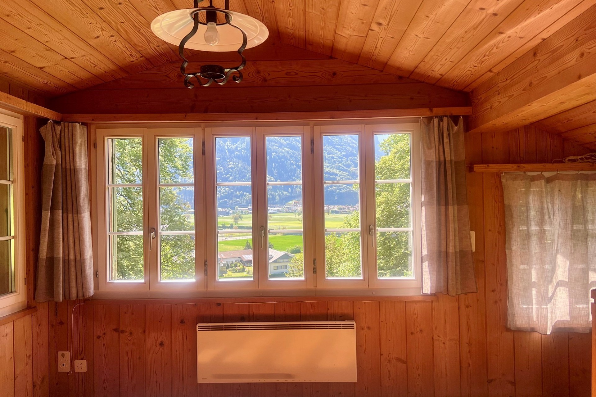Gemütlicher Holzraum mit Alpenblick