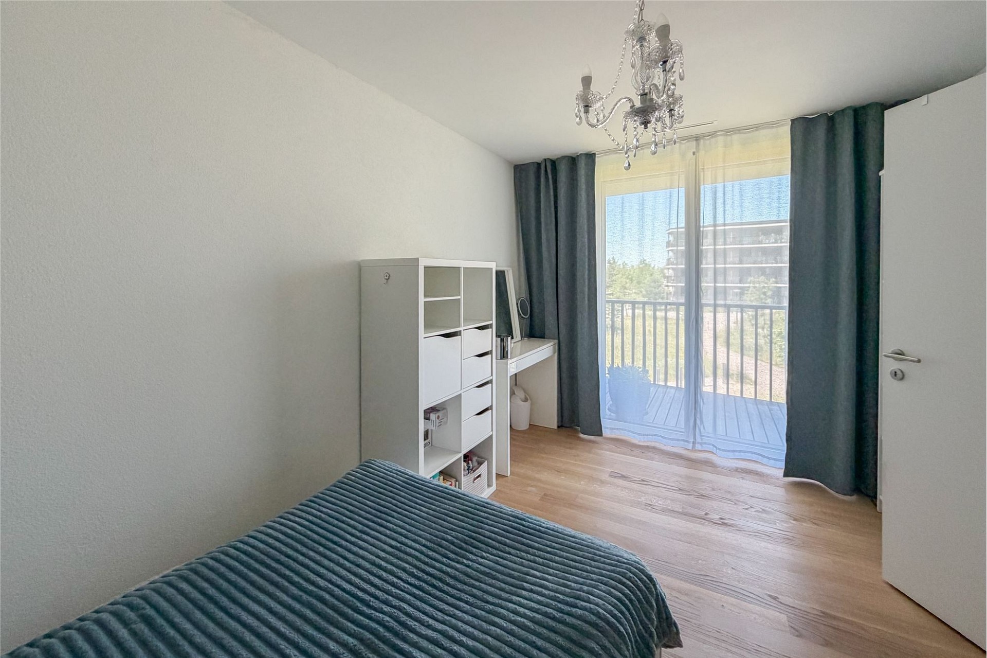 Helles Schlafzimmer mit Balkonblick