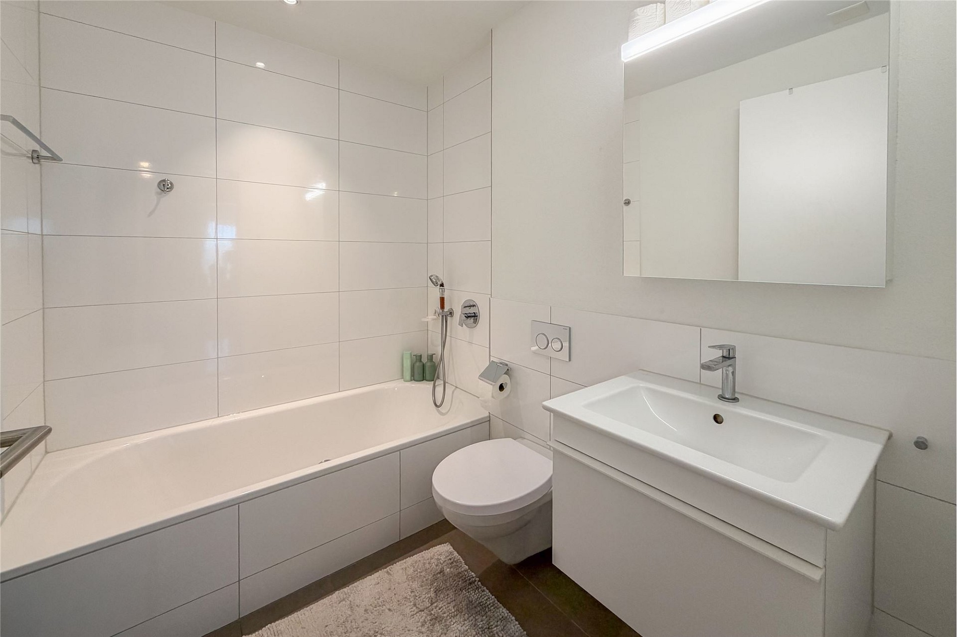 Modernes Badezimmer mit Badewanne und Waschtisch