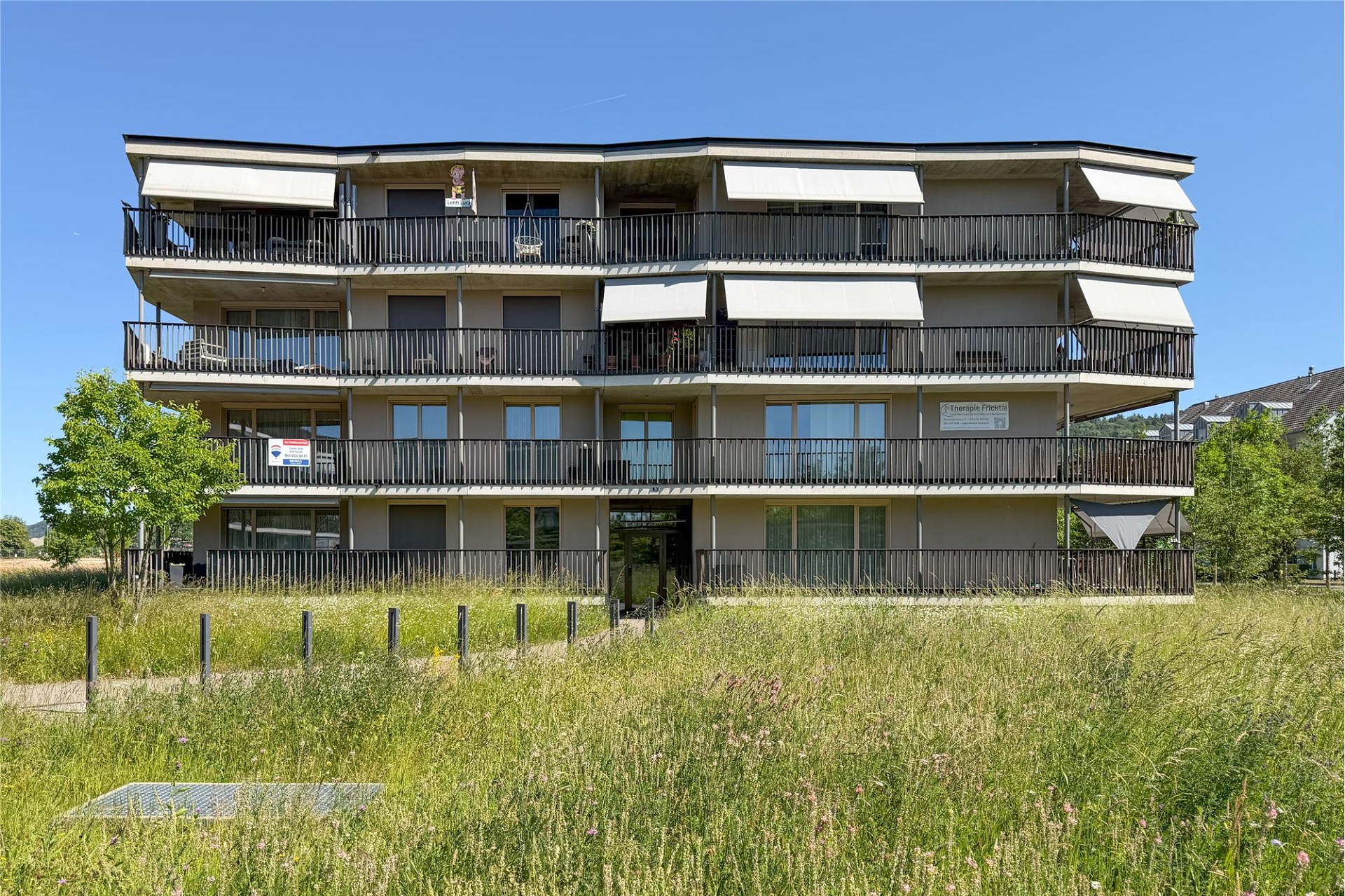 Mehrfamilienhaus mit Balkonen
