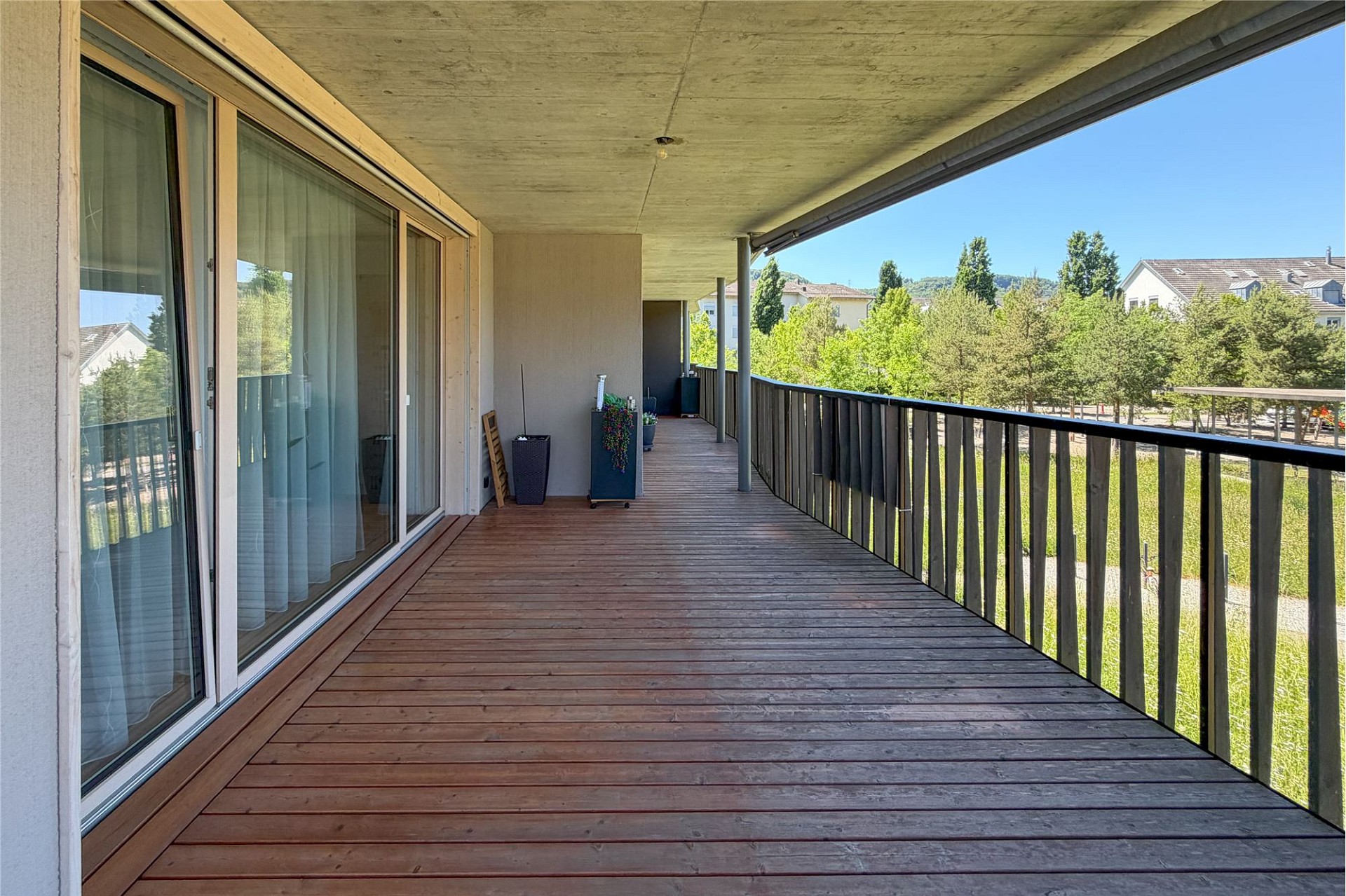 Balkon mit Holzbelag und Blick ins Grüne