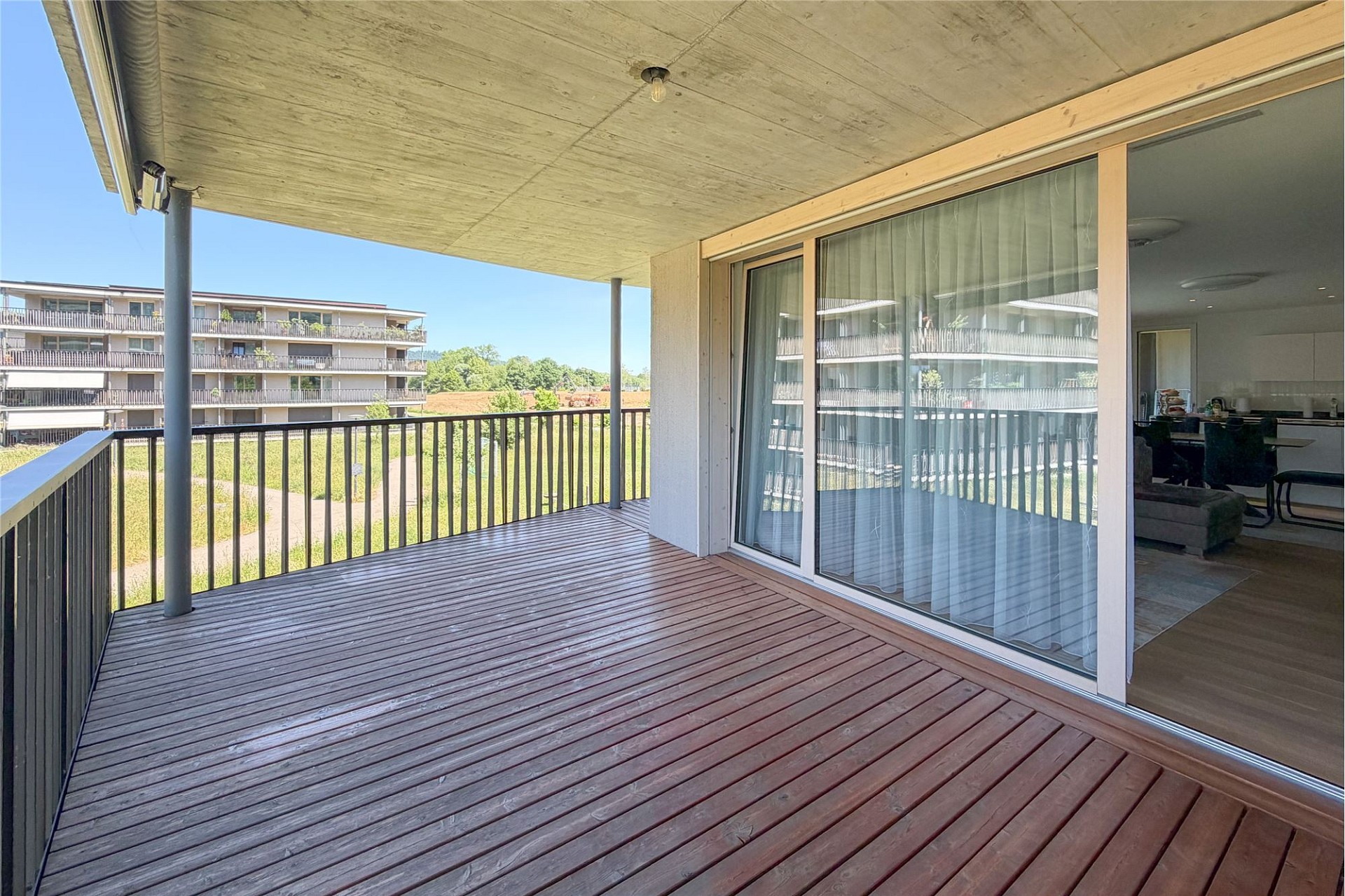 Überdachter Balkon mit Blick ins Grüne