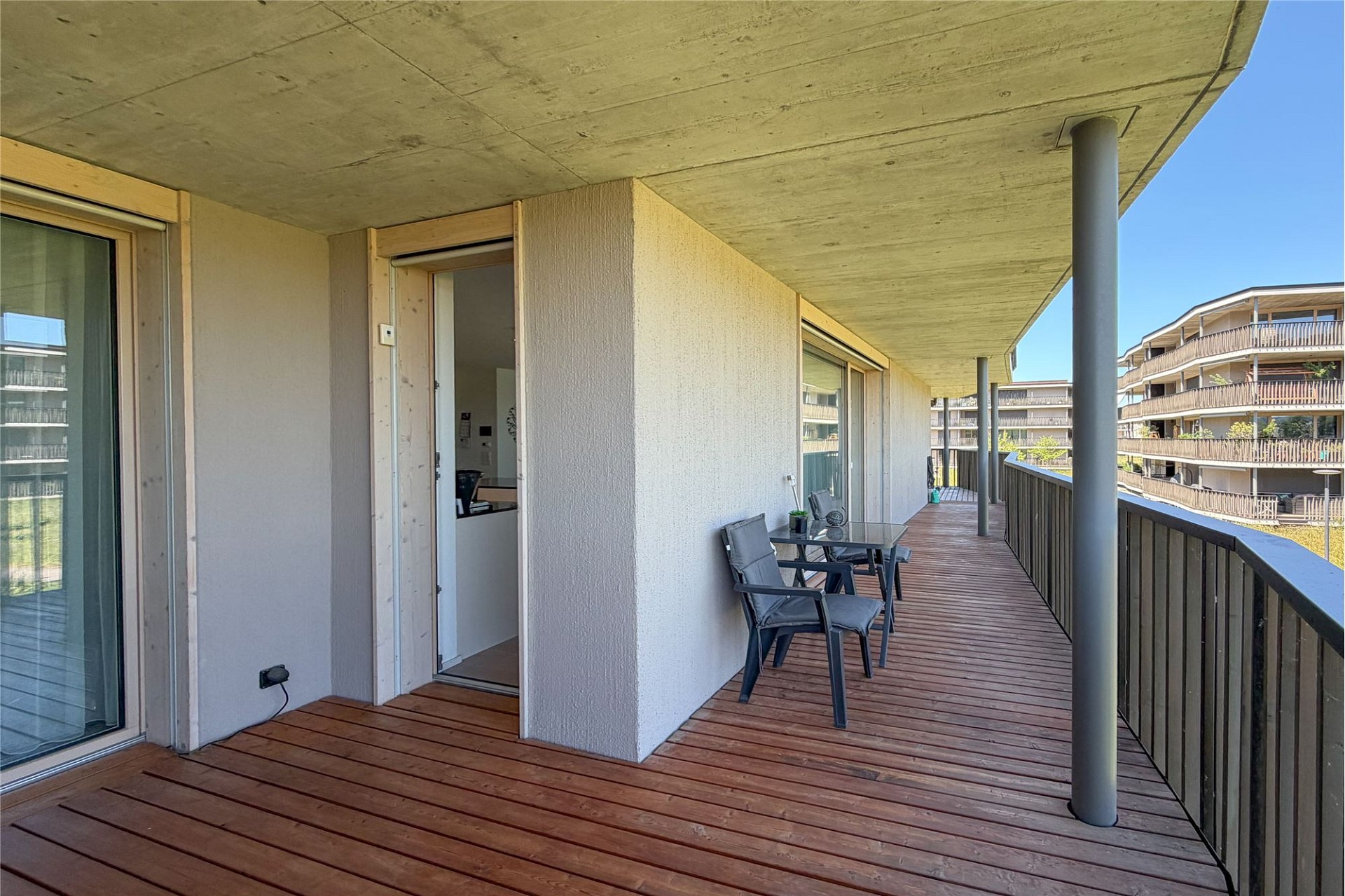Überdachter Balkon mit Holzdeck