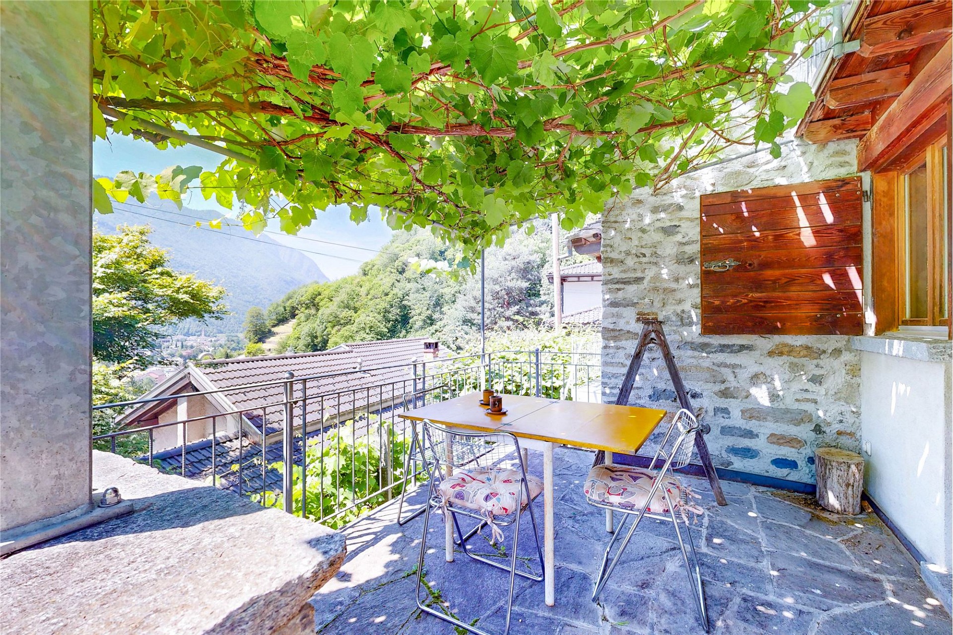 Balkon/Terrasse mit Bergblick