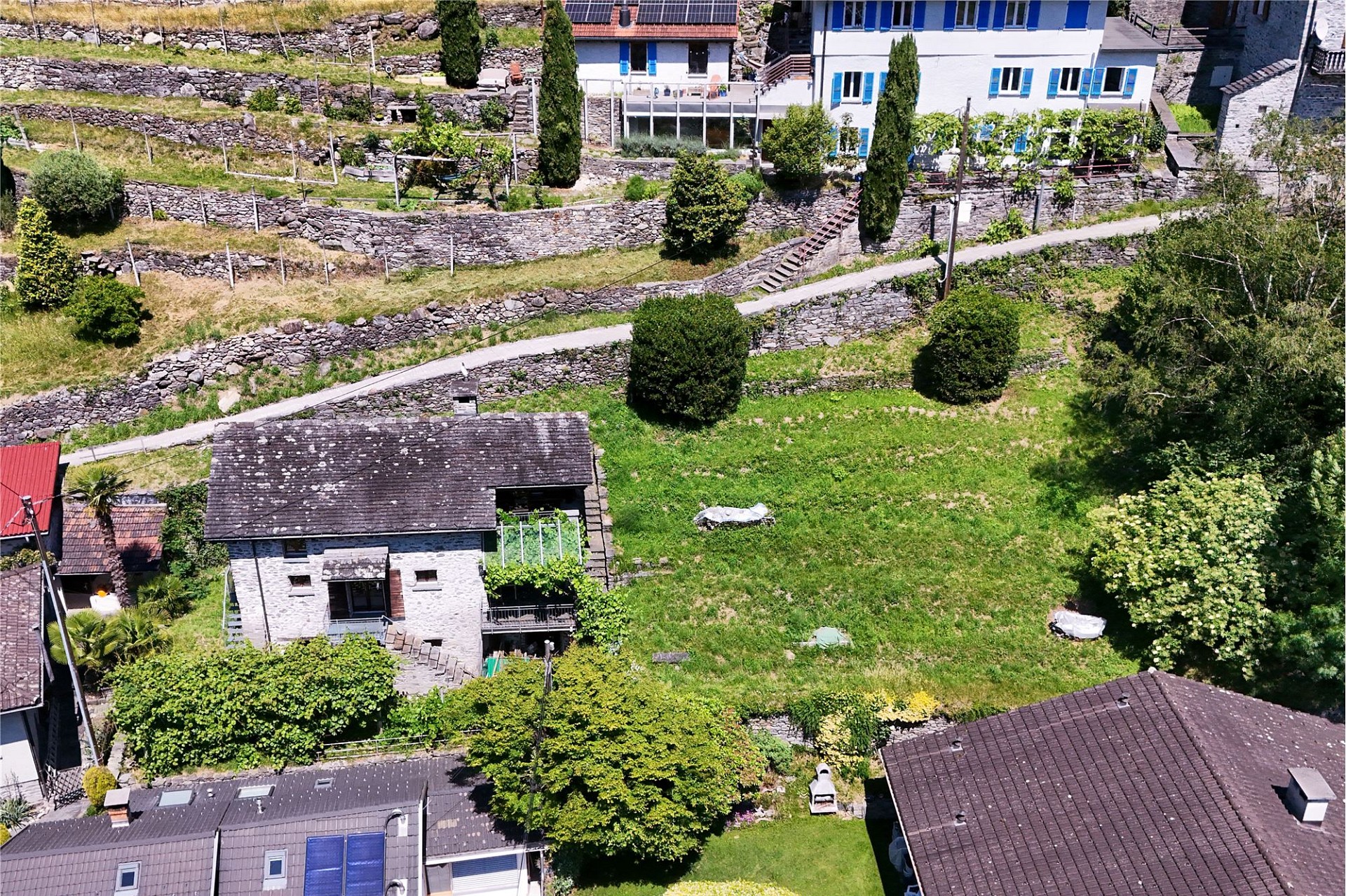 Hügelgrundstück mit mediterranen Steinhäusern