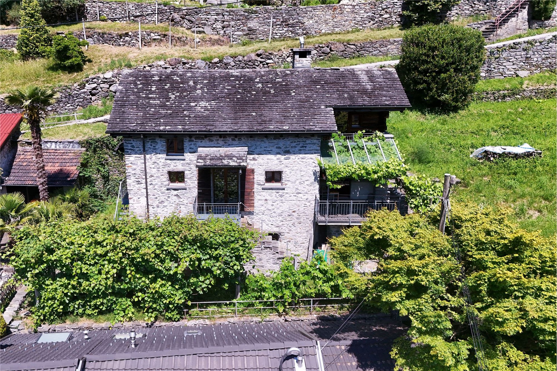 Steinhaus in grüner Hanglage