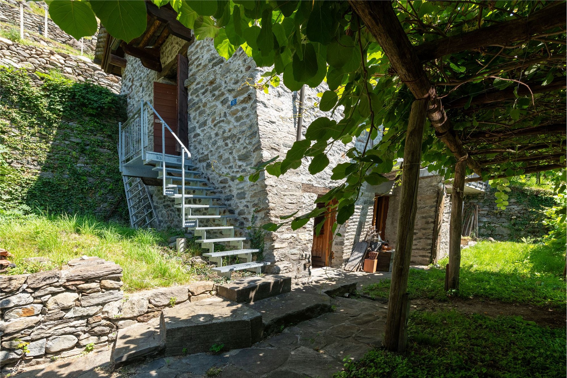 Steinhaus im Garten