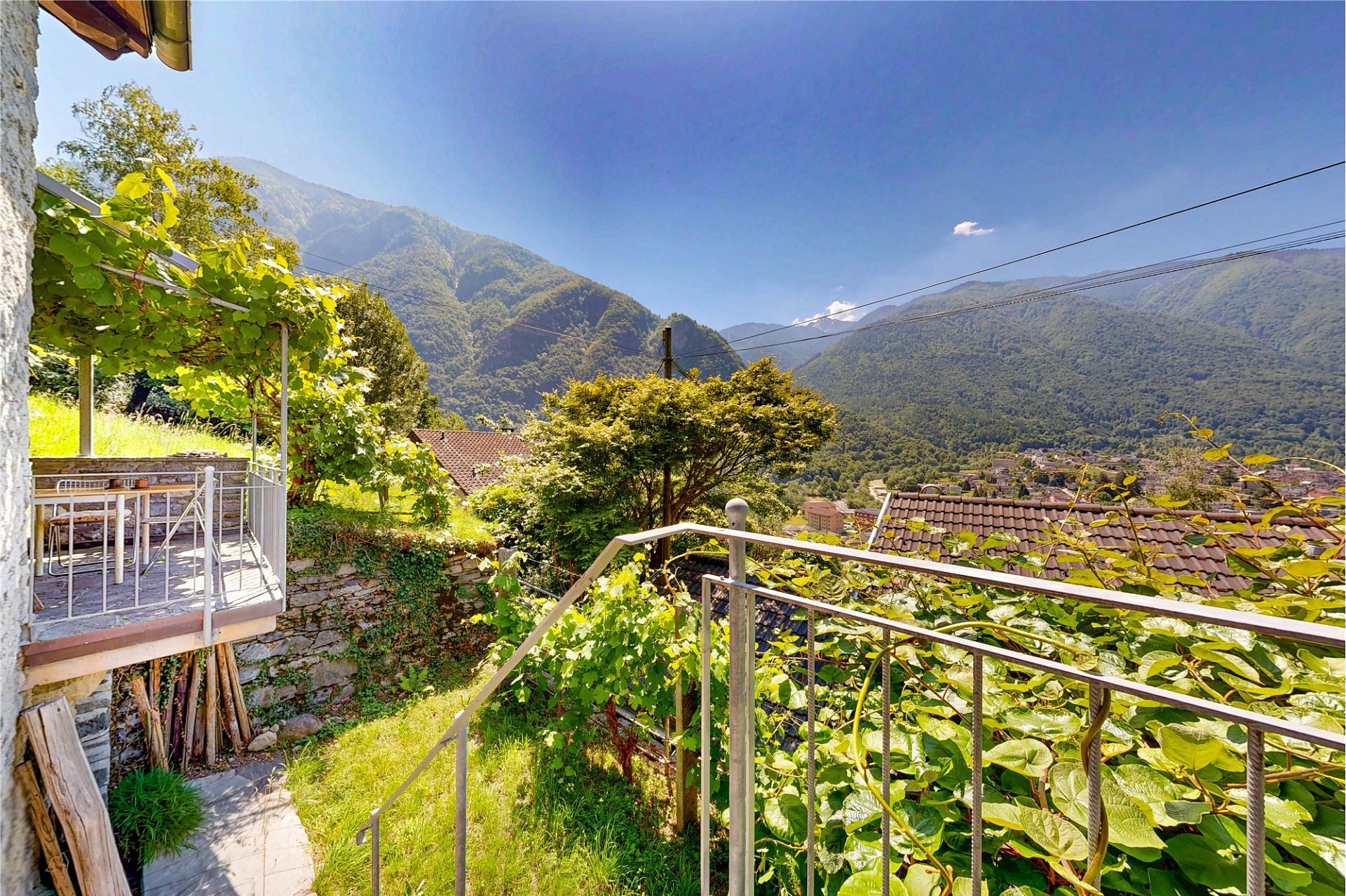 Balkon mit Bergpanorama