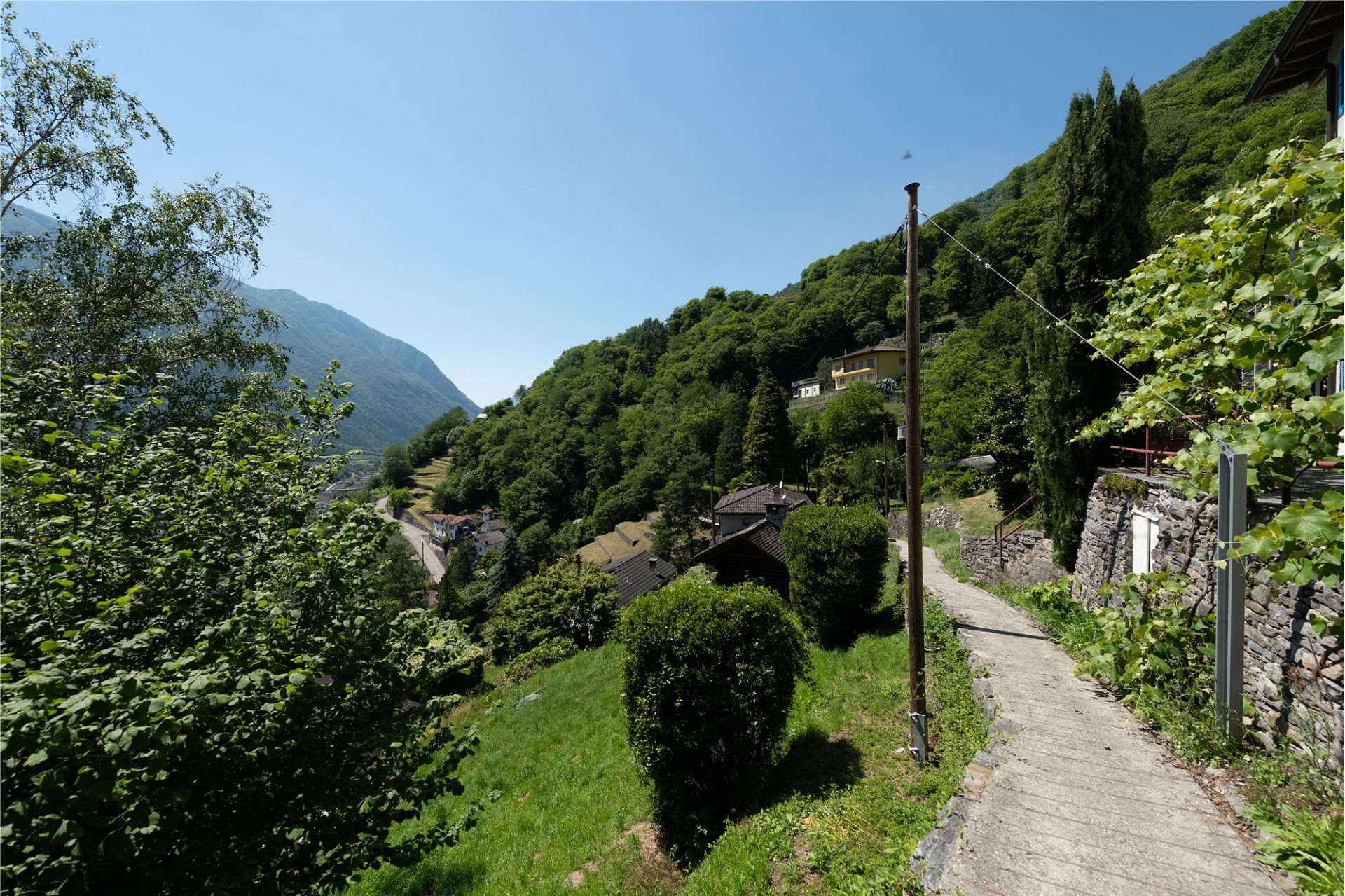 Berglandschaft mit Hangweg und Wohnhäusern