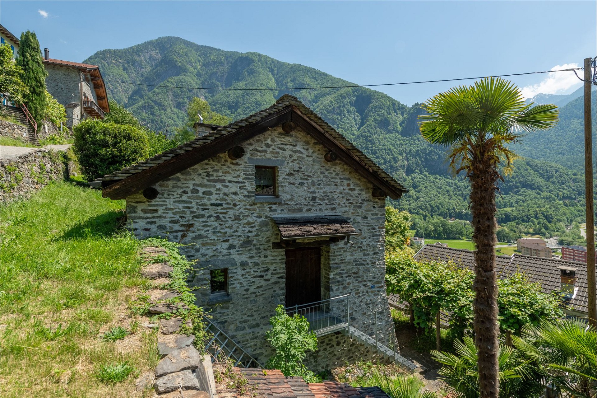 Steinhaus in Berglandschaft