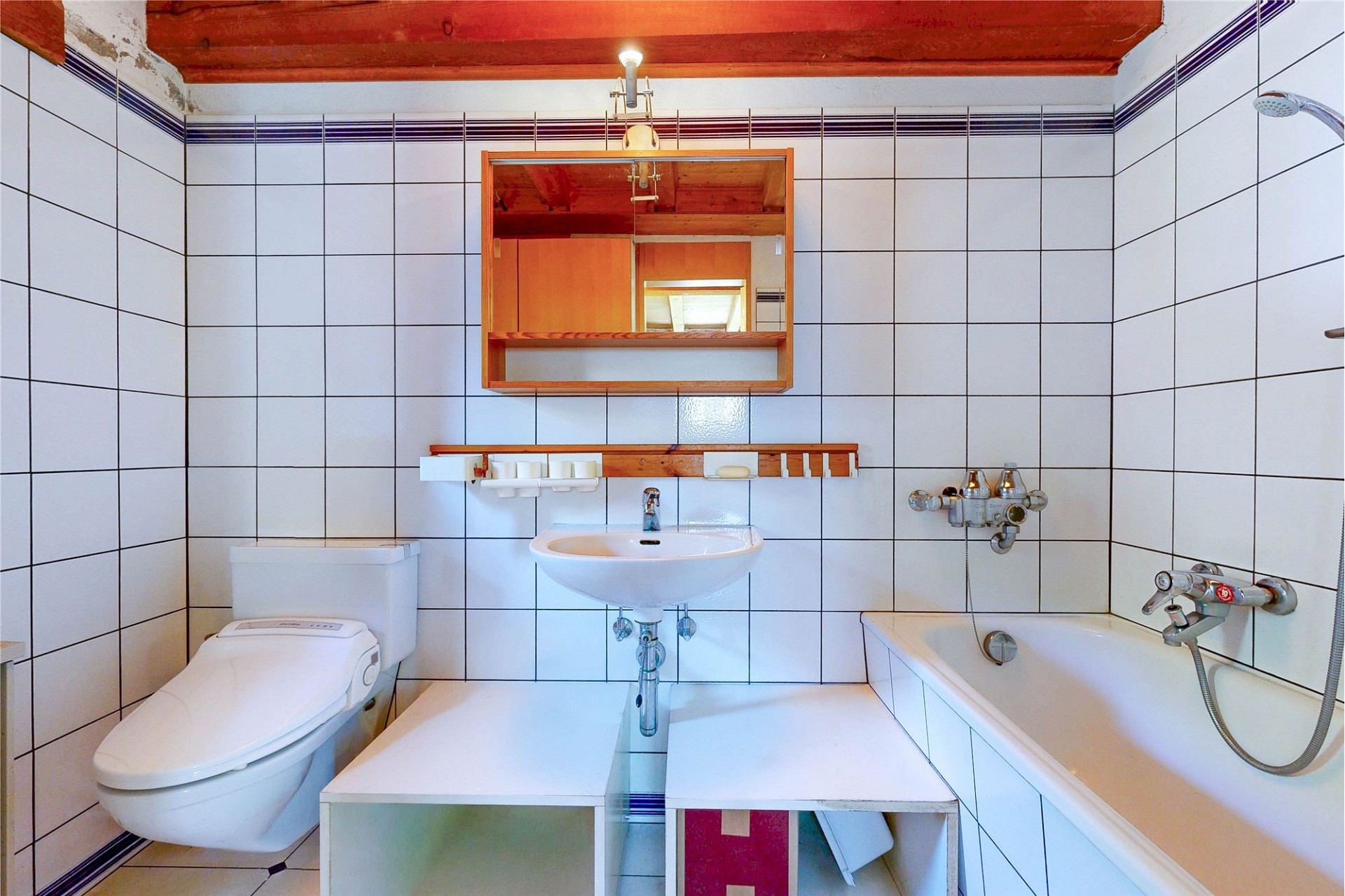 Bad mit Badewanne, WC und Waschtisch