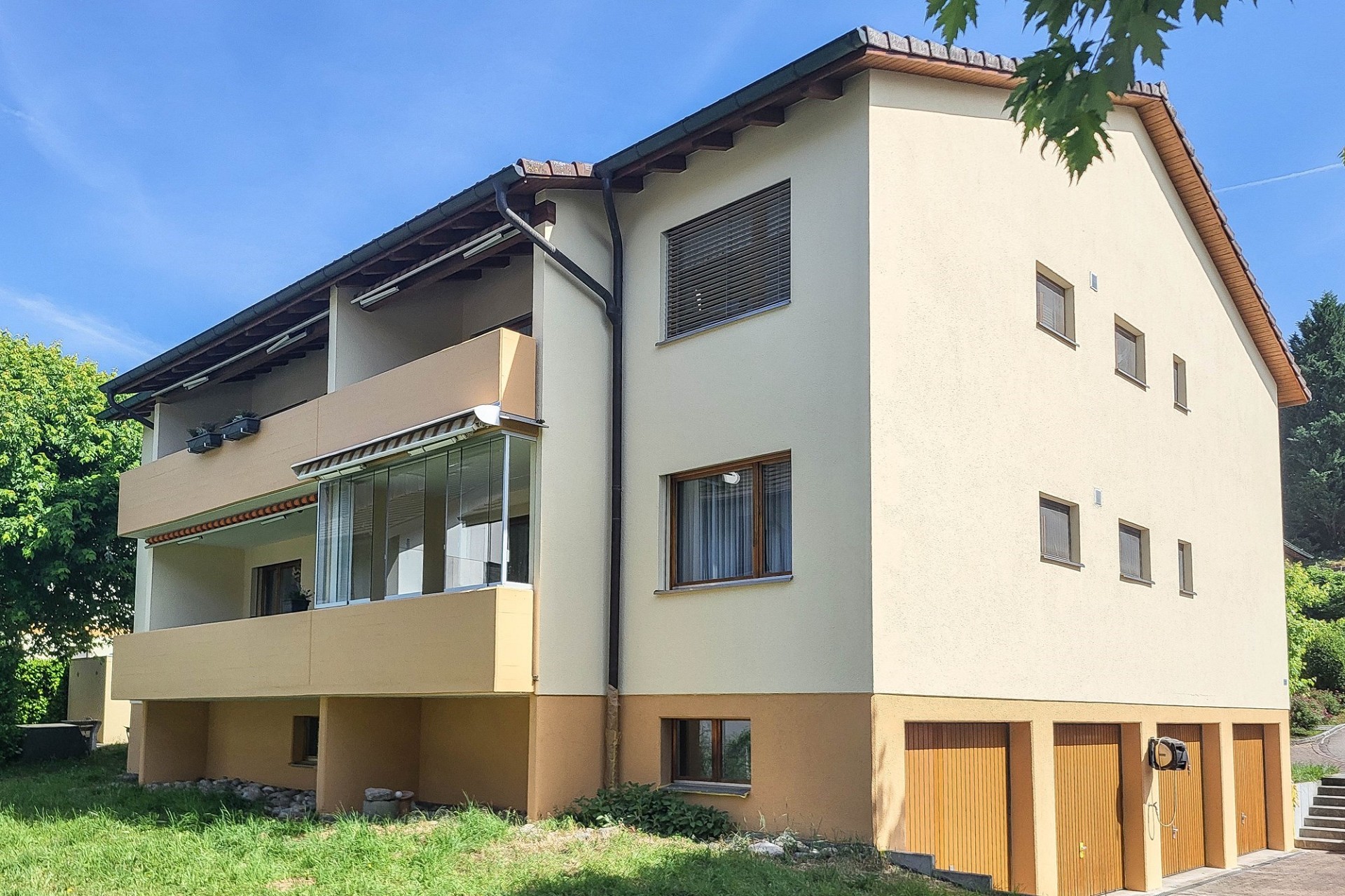 Mehrfamilienhaus mit Balkonen und Garagen
