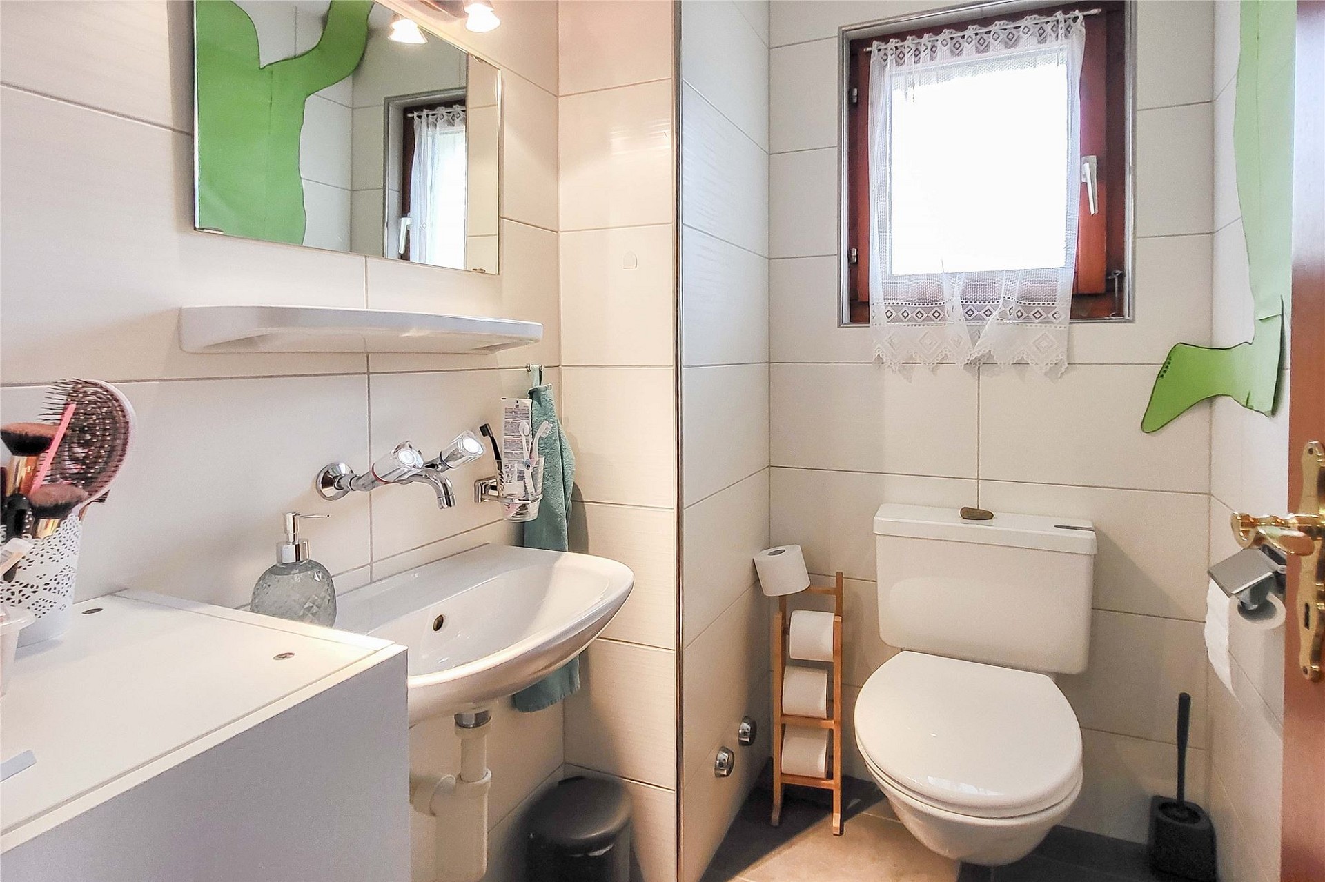 Kleines WC mit Waschbecken