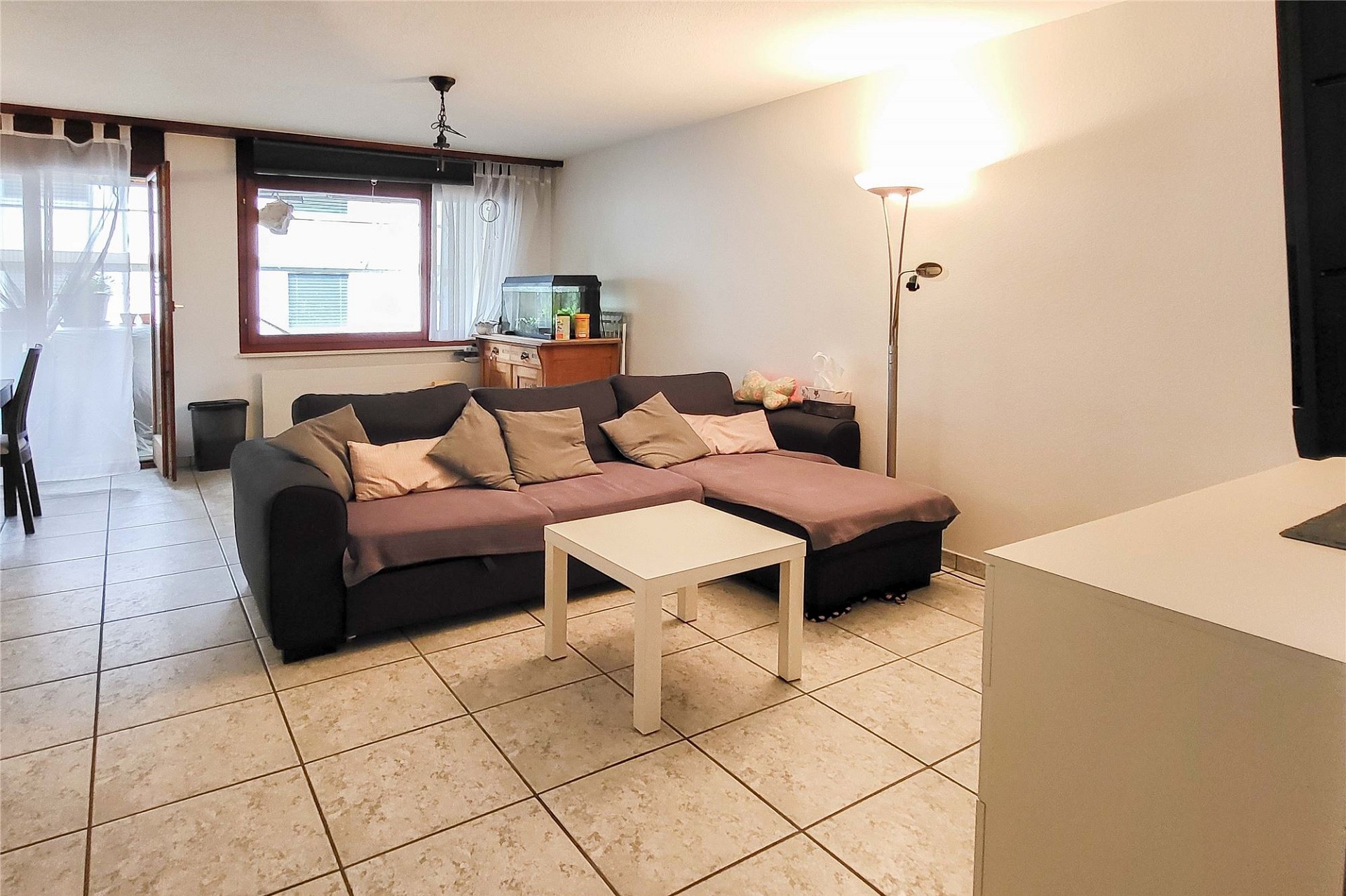 Wohnzimmer mit Fliesenboden