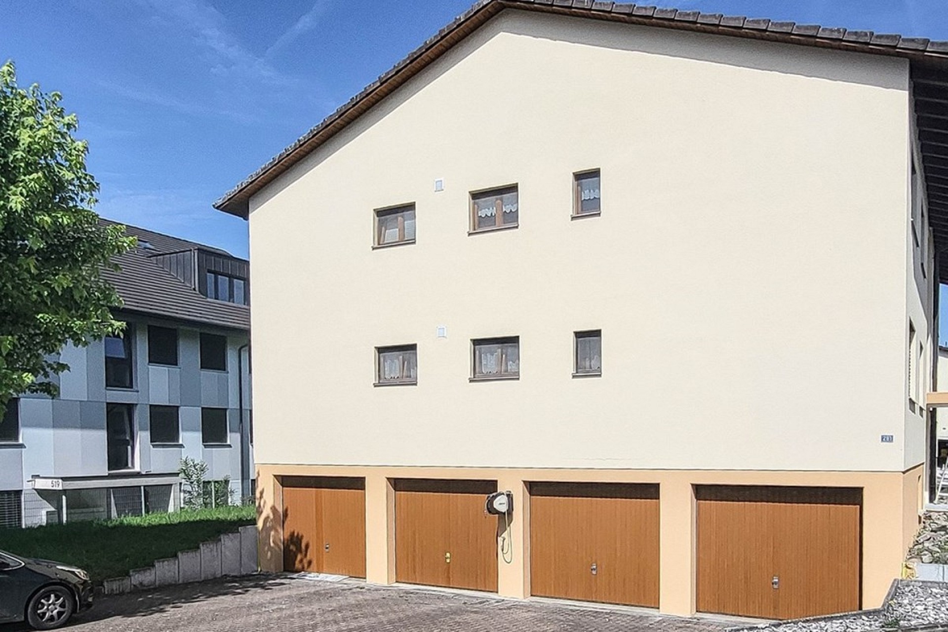 Außenansicht eines Wohngebäudes mit Garagen