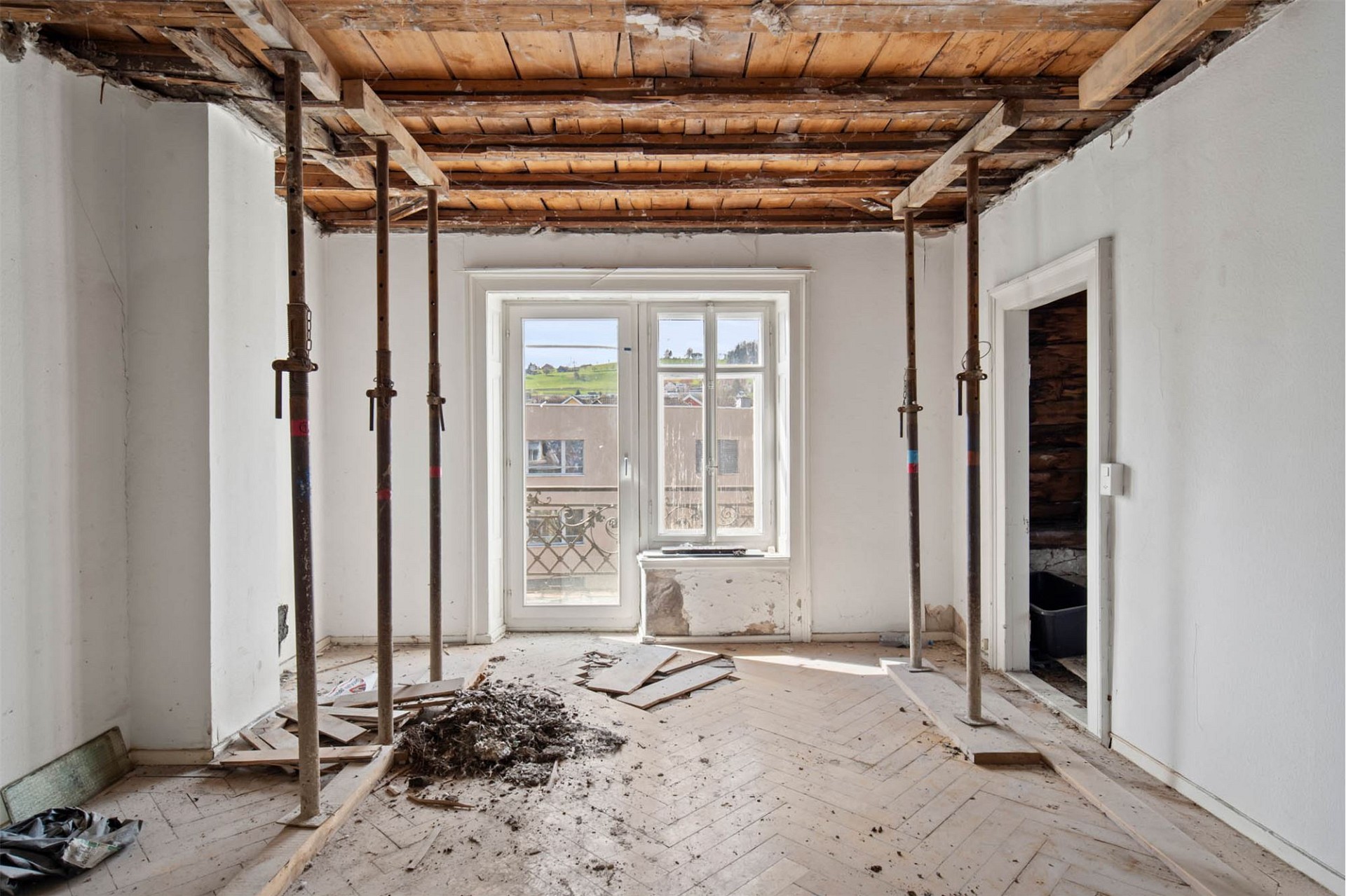 Renovierungsbedürftiger Raum im Rohbau