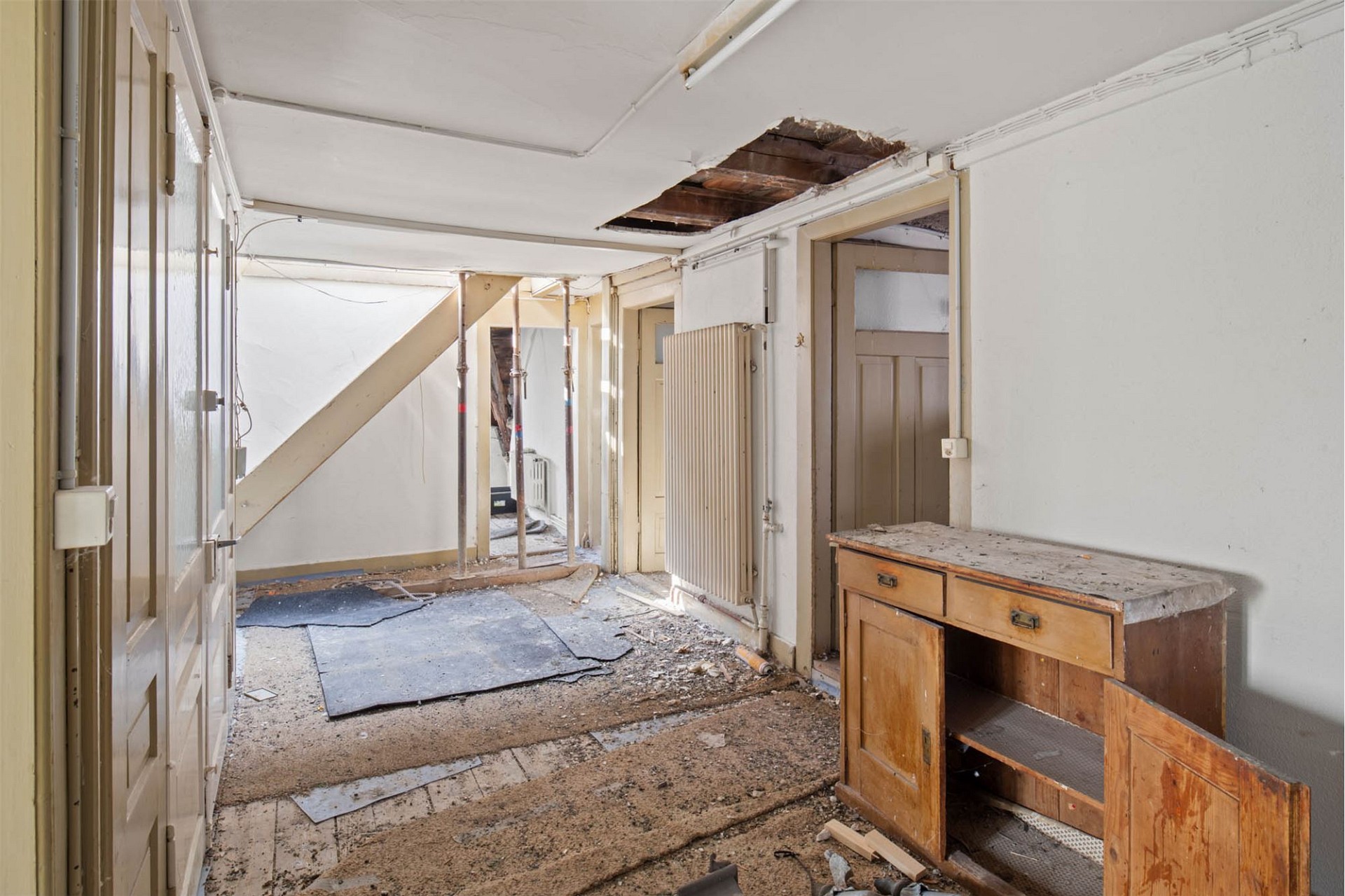 Renovierungsbedürftiger Innenraum mit sichtbaren Bauschäden