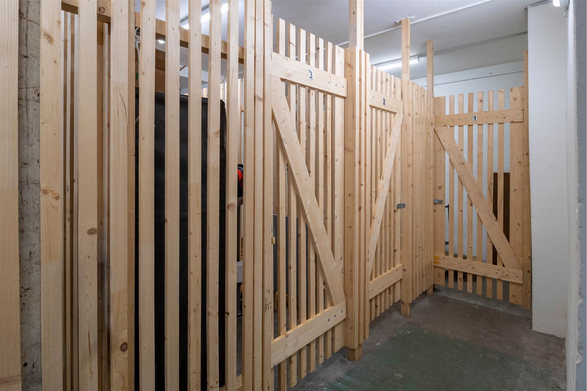 Holz-Lagerboxen in einem Keller-/Abstellbereich