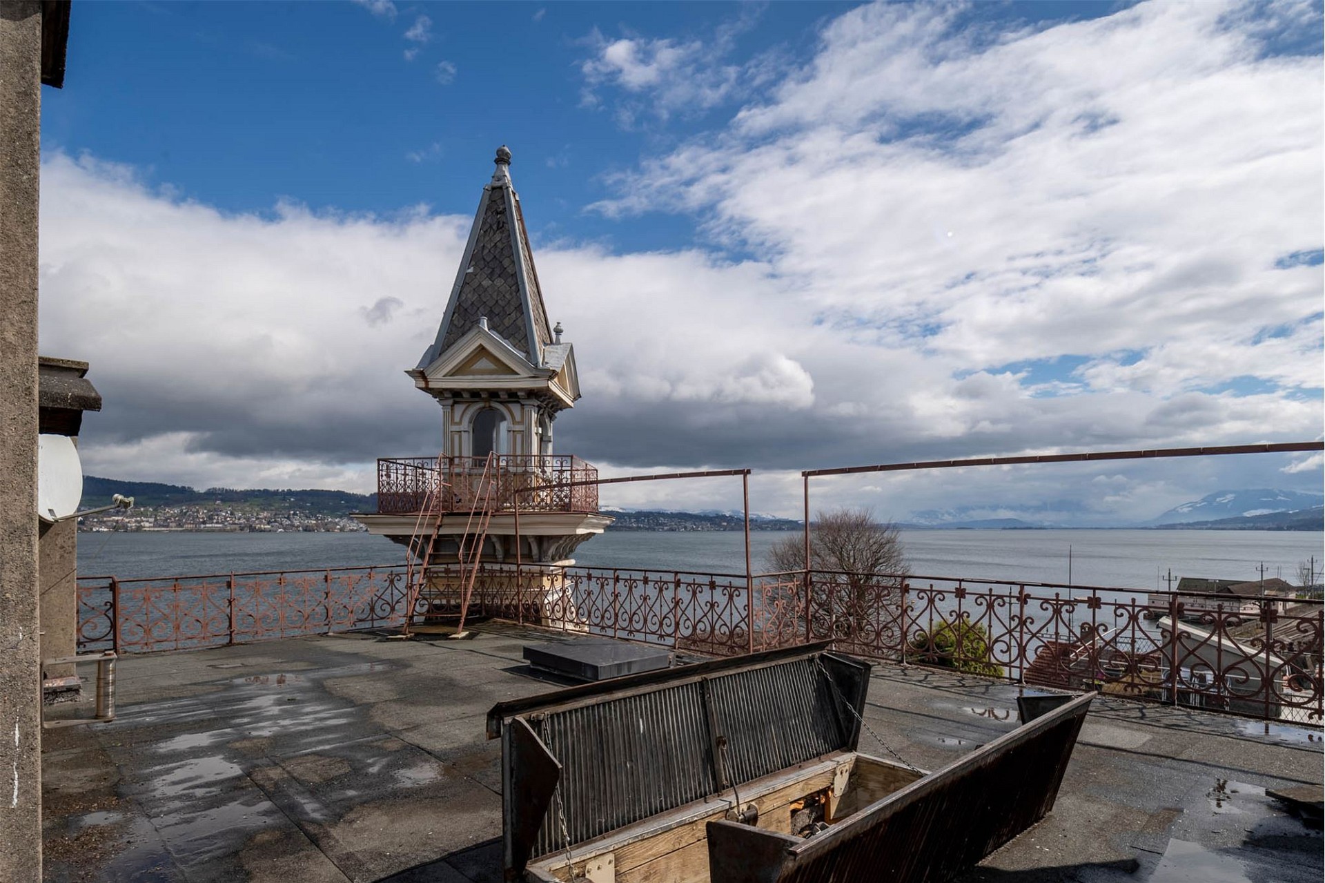 Dachterrasse mit Seeblick und Turm