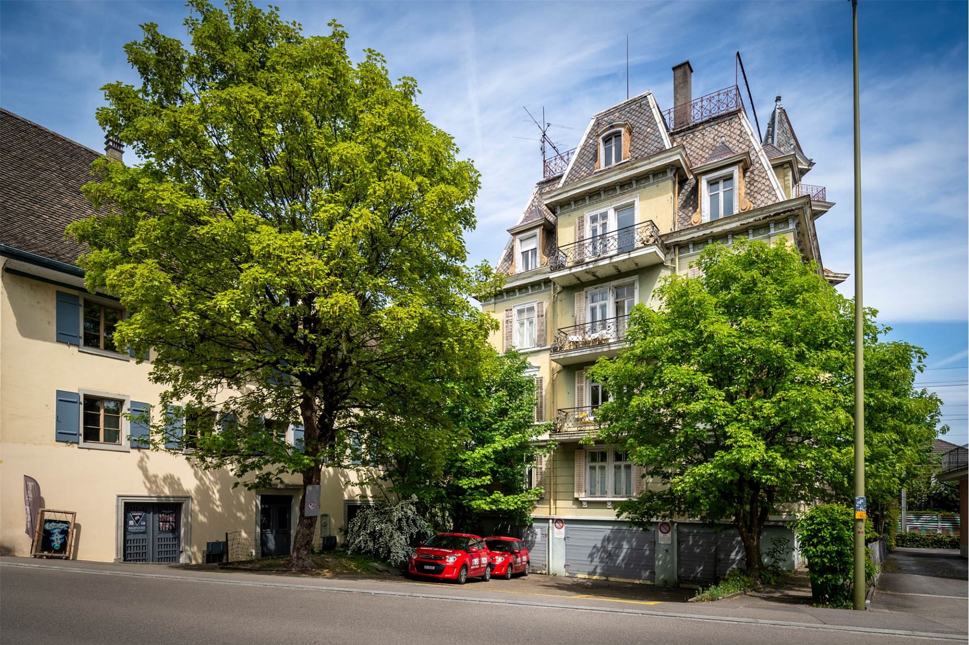 Historisches Mehrfamilienhaus an der Straße