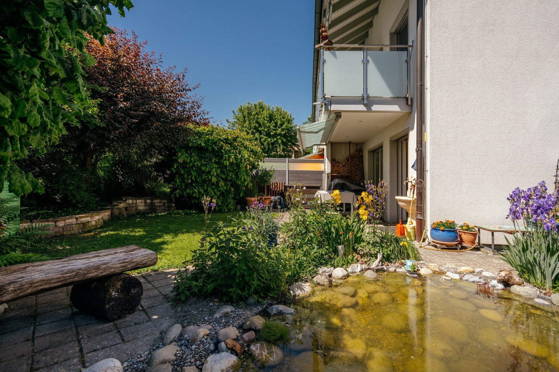 Garten mit Terrasse und Wasserbecken