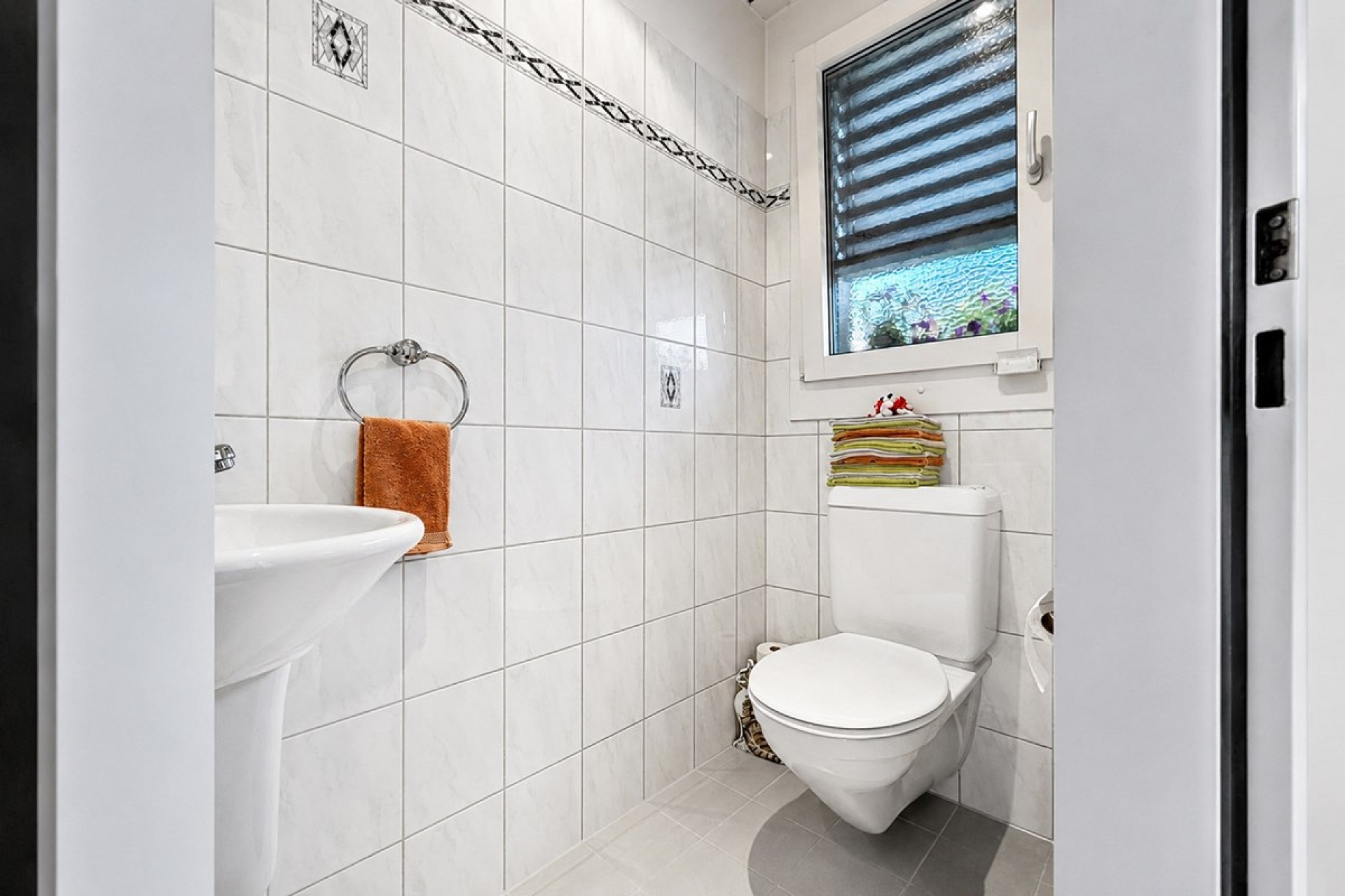Kleines Gäste-WC mit Fenster