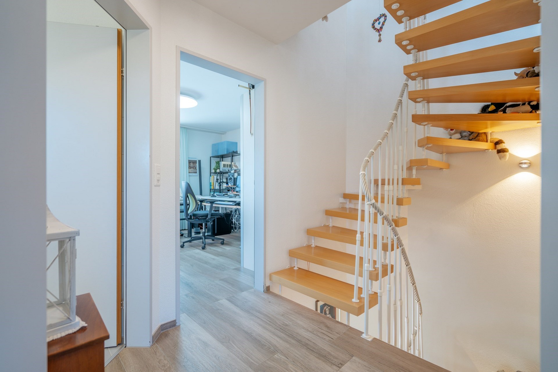 Treppenhaus mit Blick in einen Arbeitsraum