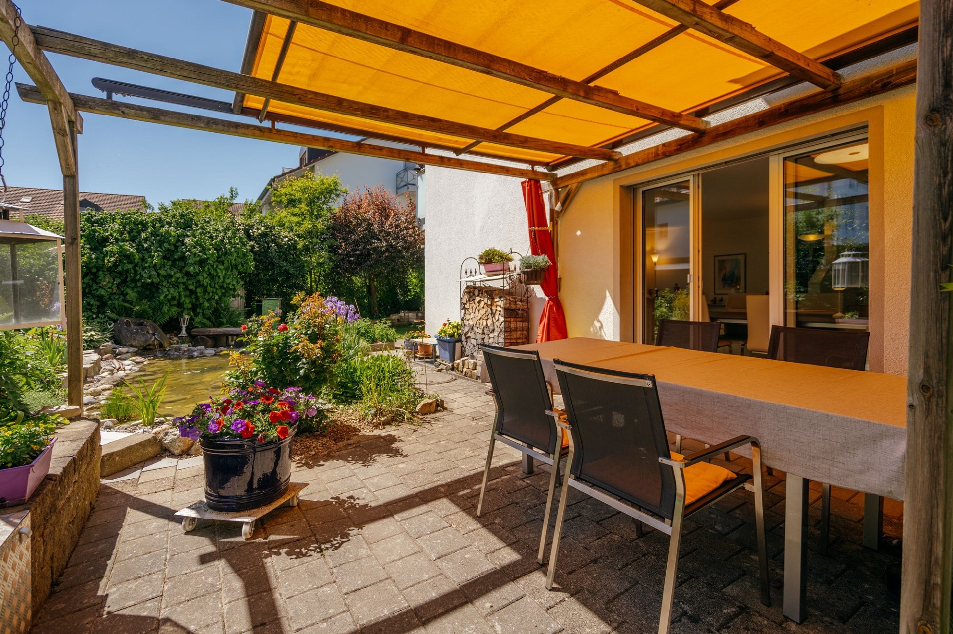 Überdachte Terrasse mit Gartenblick