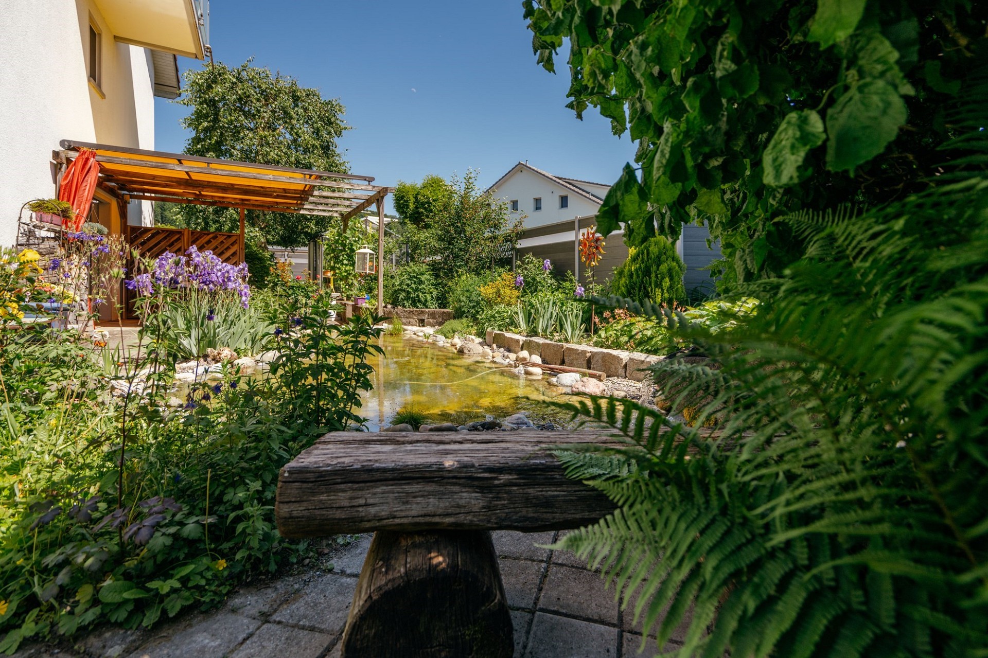 Garten mit Teich und Pergola