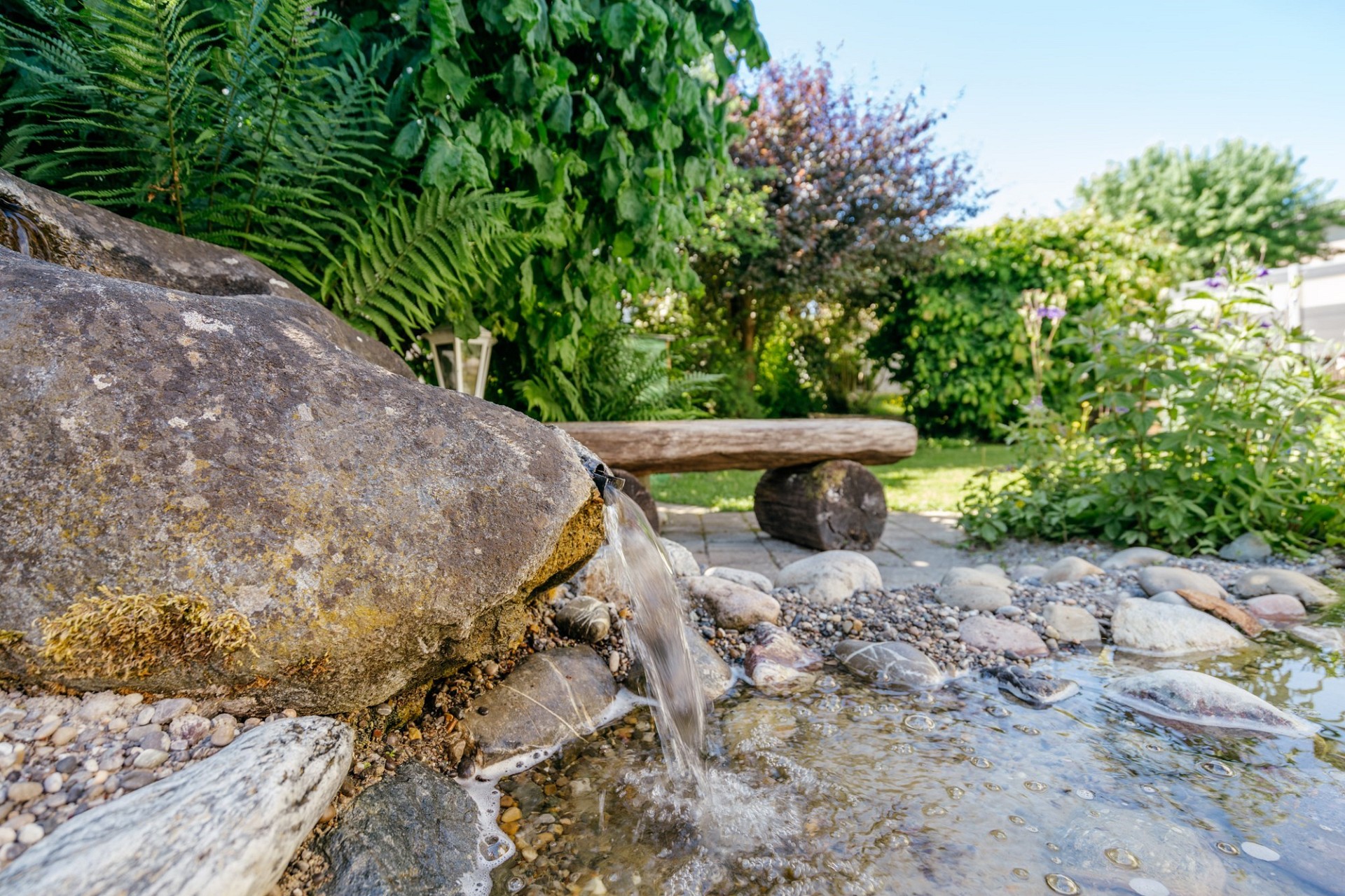 Garten mit Wasserlauf und Natursteinen