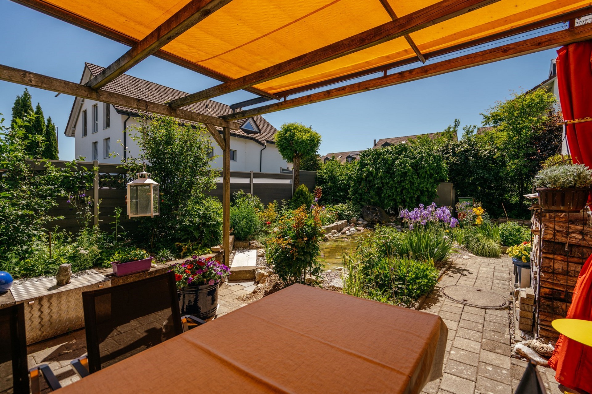 Gepflegter Garten mit überdachter Terrasse