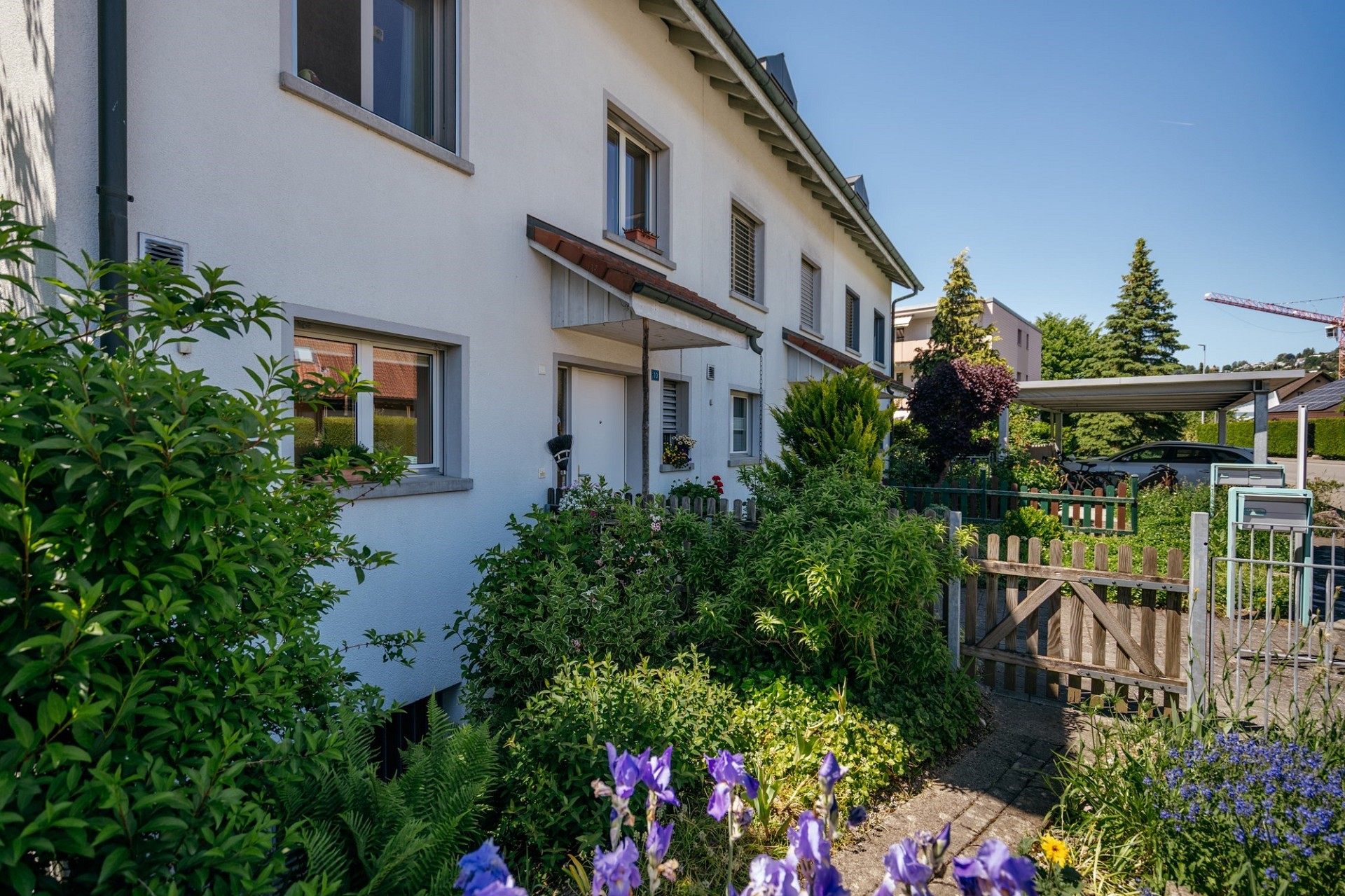 Hausansicht mit Vorgarten
